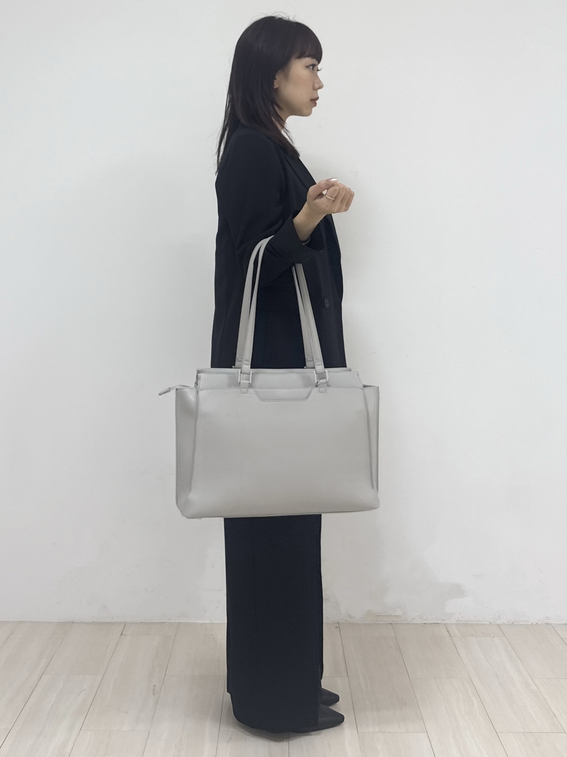 萩原 優里菜さんの「INDIVI｜【洗える／多機能／SETUP可】着る日傘ダブルジャケット」を使ったコーディネート