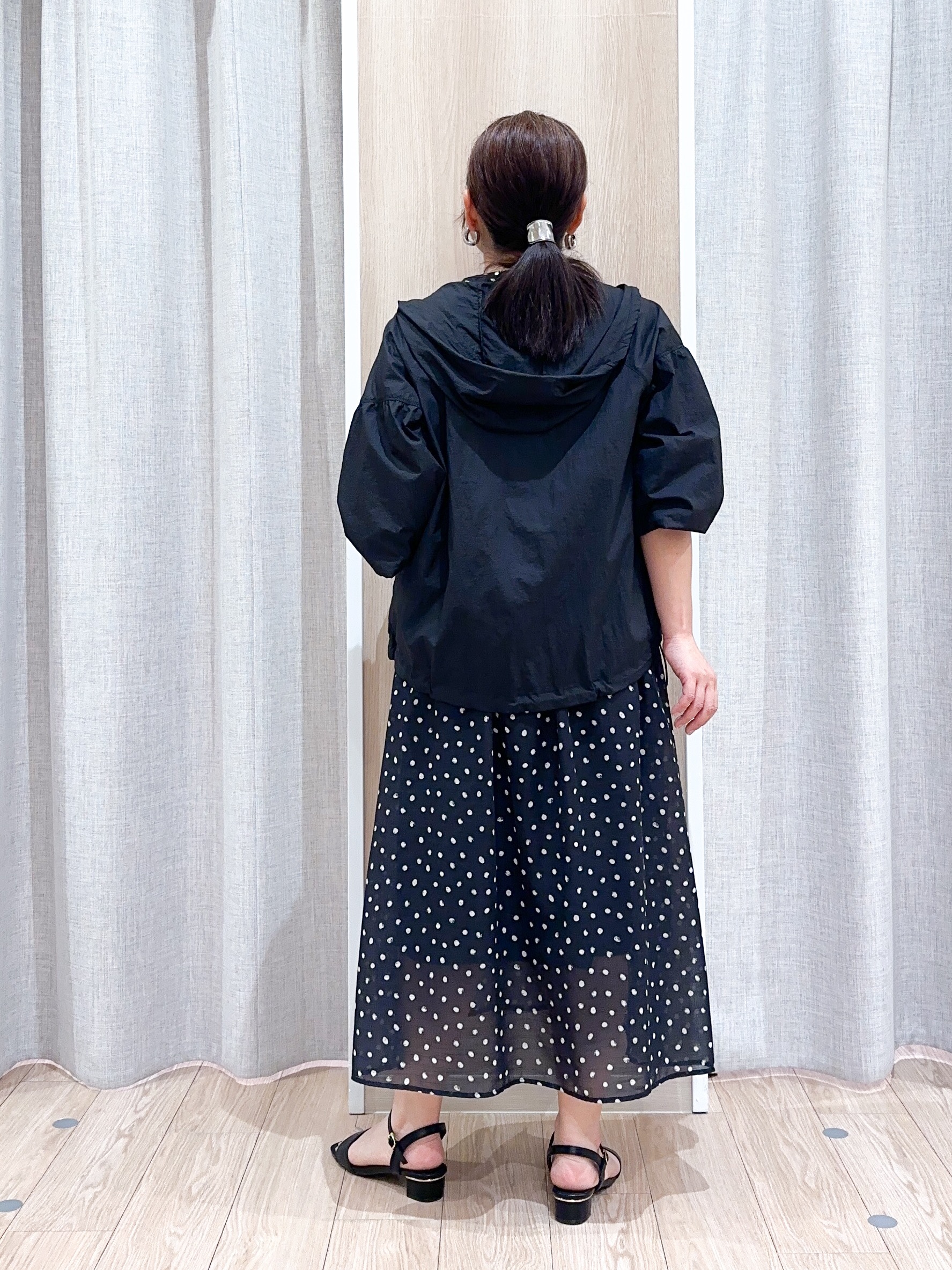 naoさんの「grove｜【洗濯機OK】朝晩の気温差に◎軽やかシアーナイロンフーディブルゾン」を使ったコーディネート