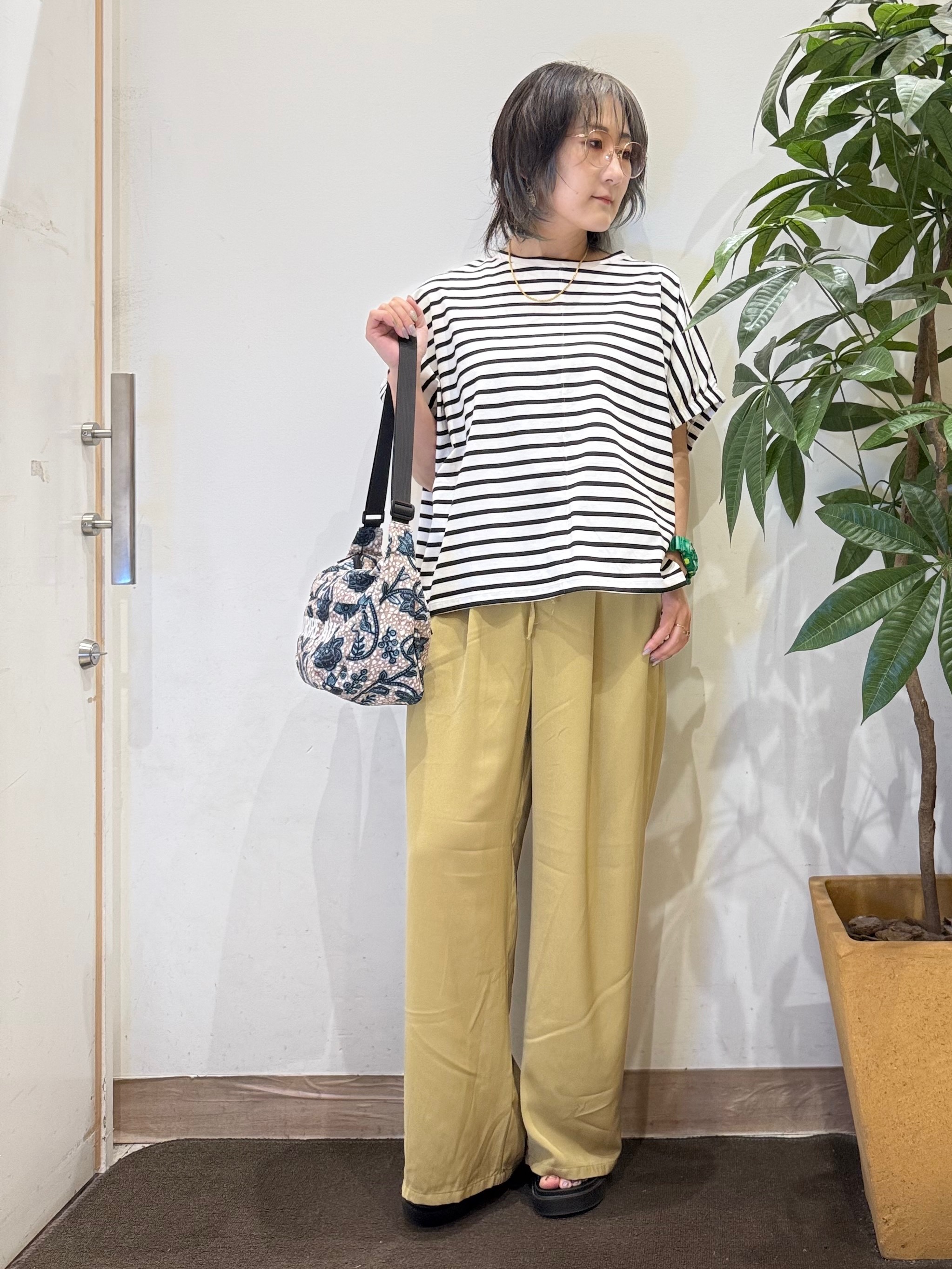 misakiさんの「SHOO･LA･RUE｜【ひんやり/洗濯機可】シンプルにこなれて見せる お袖ギャザードルマンTシャツ」を使ったコーディネート