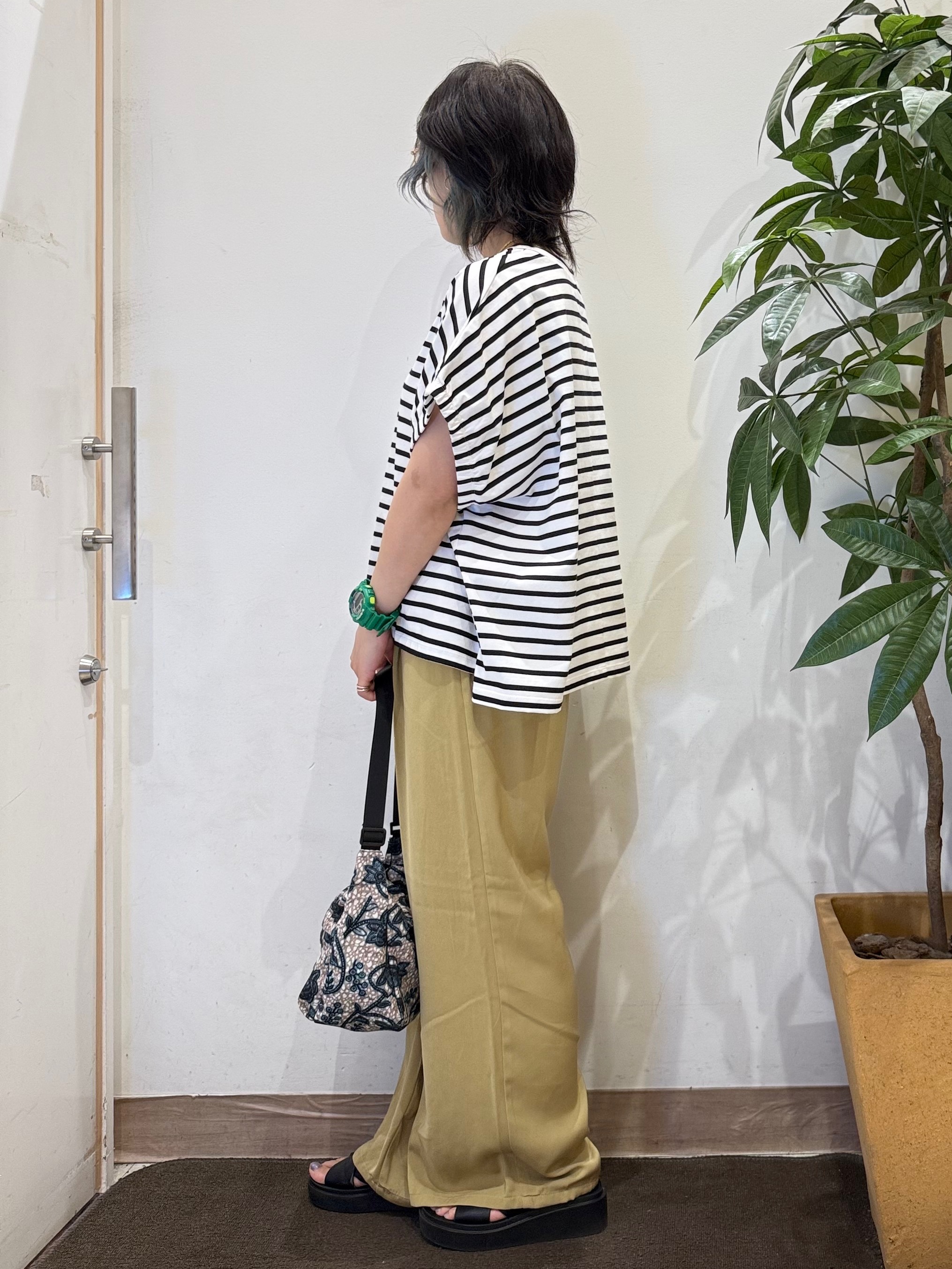 misakiさんの「SHOO･LA･RUE｜【ひんやり/洗濯機可】シンプルにこなれて見せる お袖ギャザードルマンTシャツ」を使ったコーディネート