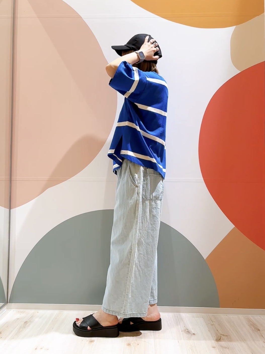 長男さんの「SHOO･LA･RUE｜【ひんやり/S-LL】涼しげで爽やか 太ボーダー斜め切り替えTシャツ」を使ったコーディネート