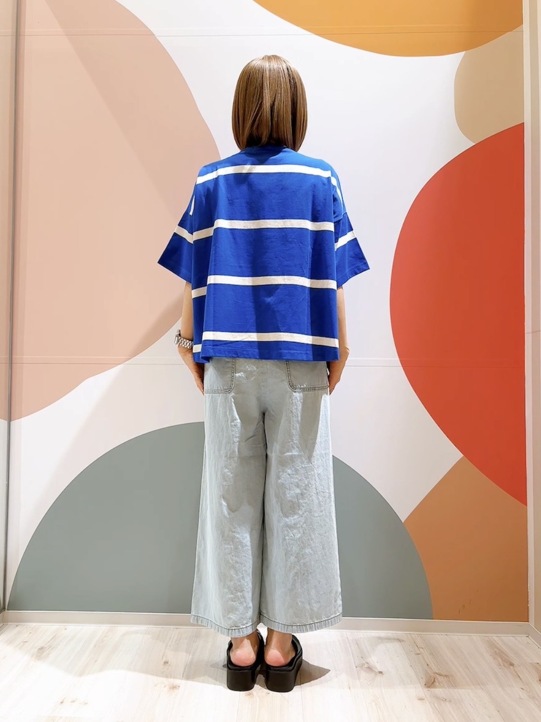 長男さんの「SHOO･LA･RUE｜【ひんやり/S-LL】涼しげで爽やか 太ボーダー斜め切り替えTシャツ」を使ったコーディネート