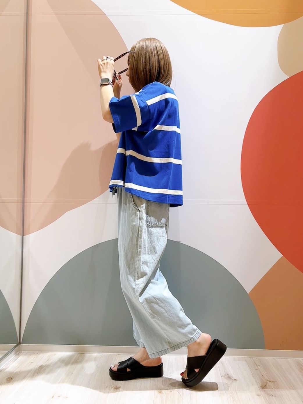 長男さんの「SHOO･LA･RUE｜【ひんやり/S-LL】涼しげで爽やか 太ボーダー斜め切り替えTシャツ」を使ったコーディネート