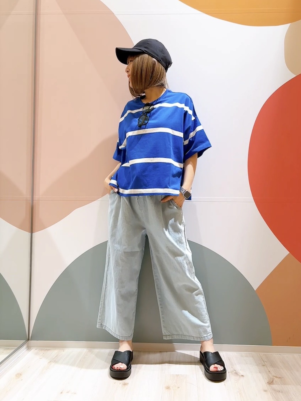 長男さんの「SHOO･LA･RUE｜【ひんやり/S-LL】涼しげで爽やか 太ボーダー斜め切り替えTシャツ」を使ったコーディネート