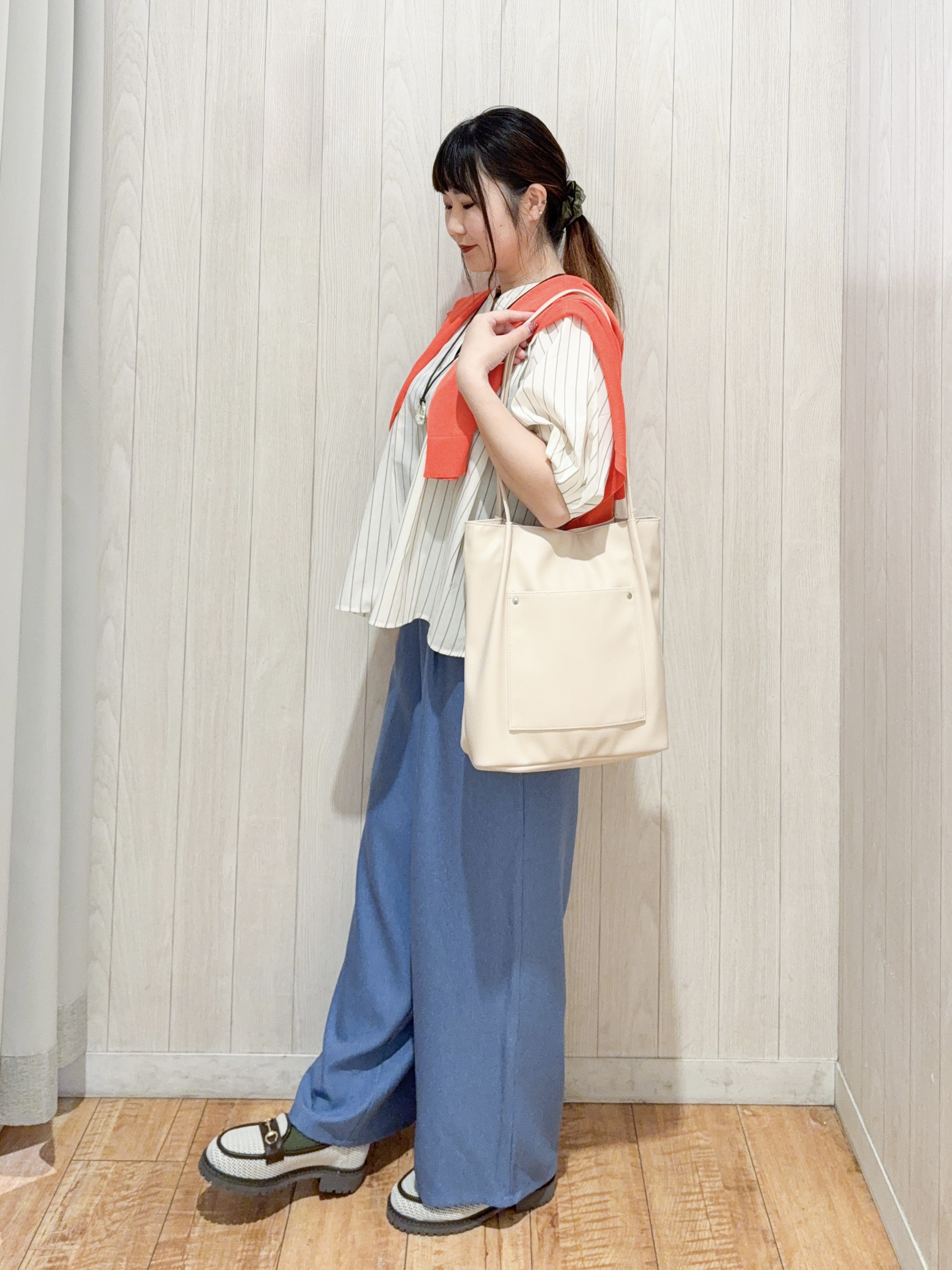 愛さんの「SHOO･LA･RUE｜【ひんやり/洗濯機可/S-LL】オンにもオフにも マルチに使えるボタンレスカーディガン」を使ったコーディネート