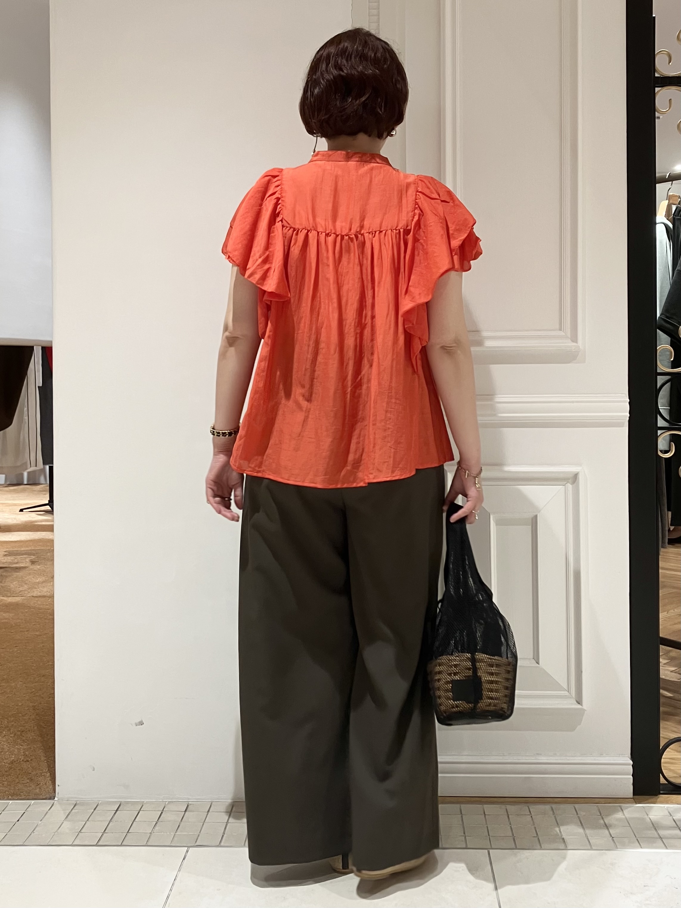 TAJIさんの「DRESSTERIOR｜コットンシルク ラッフルスリーブ ブラウス」を使ったコーディネート