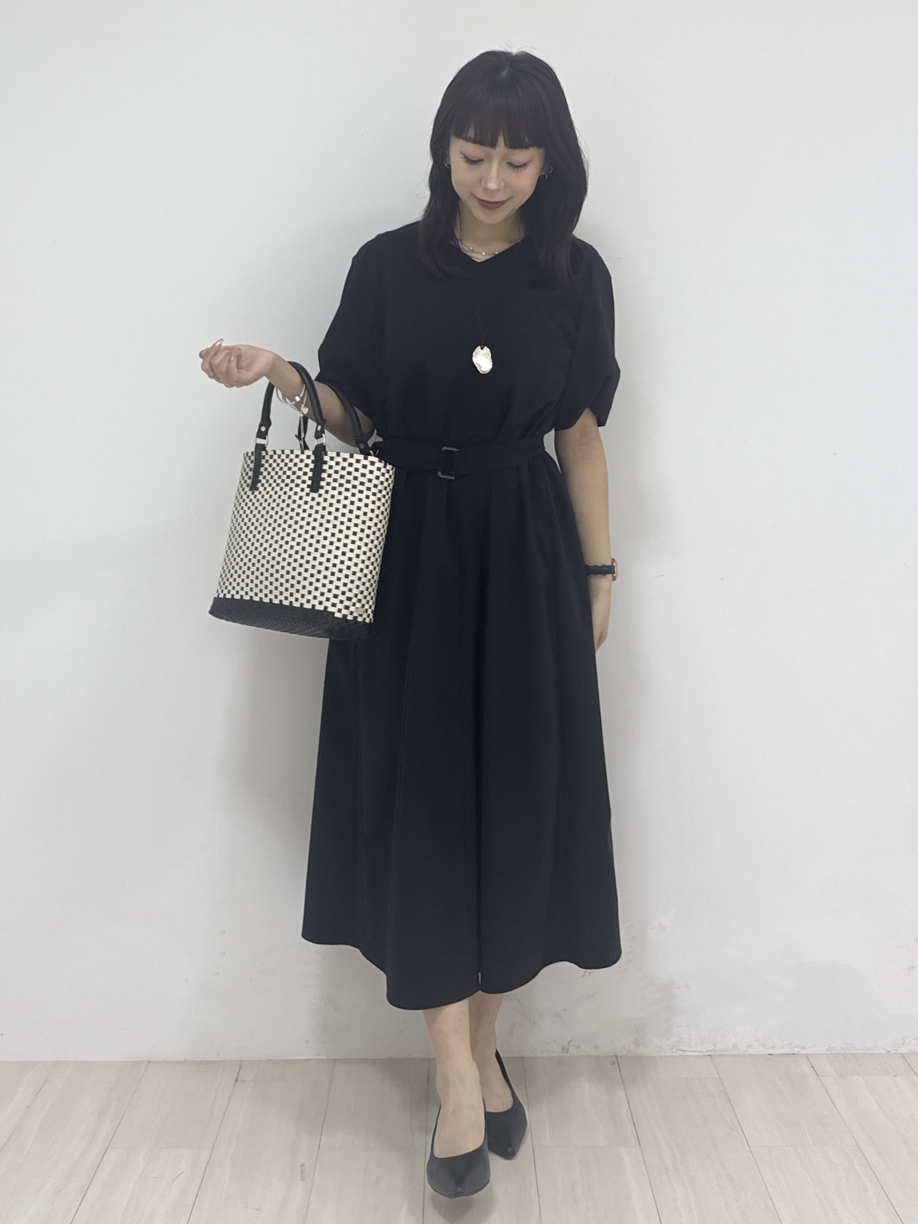 萩原 優里菜さんの「INDIVI｜【撥水／UVケア／SETUP可能】軽量ベルト付きAラインワンピース」を使ったコーディネート