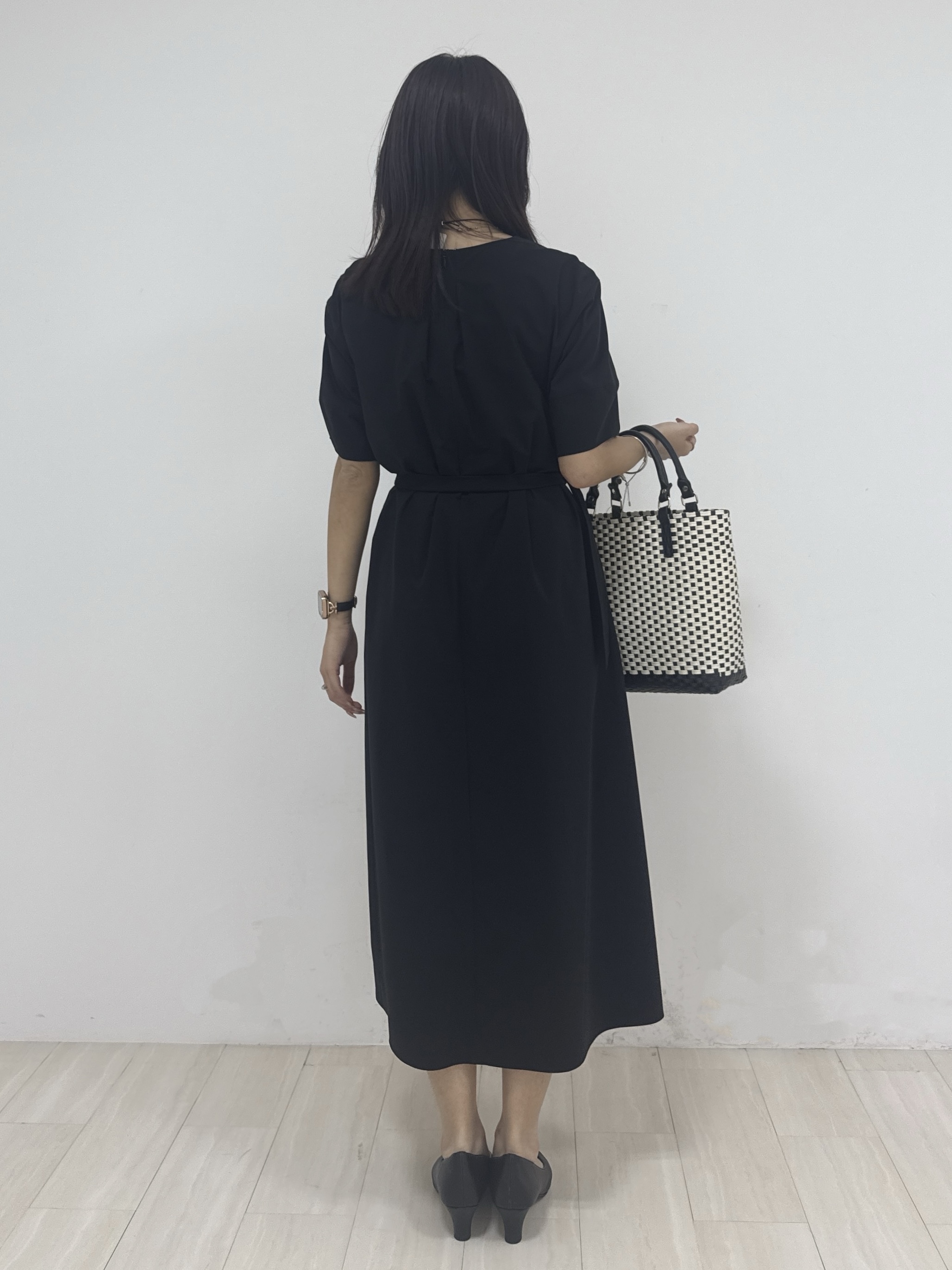 萩原 優里菜さんの「INDIVI｜【撥水／UVケア／SETUP可能】軽量ベルト付きAラインワンピース」を使ったコーディネート