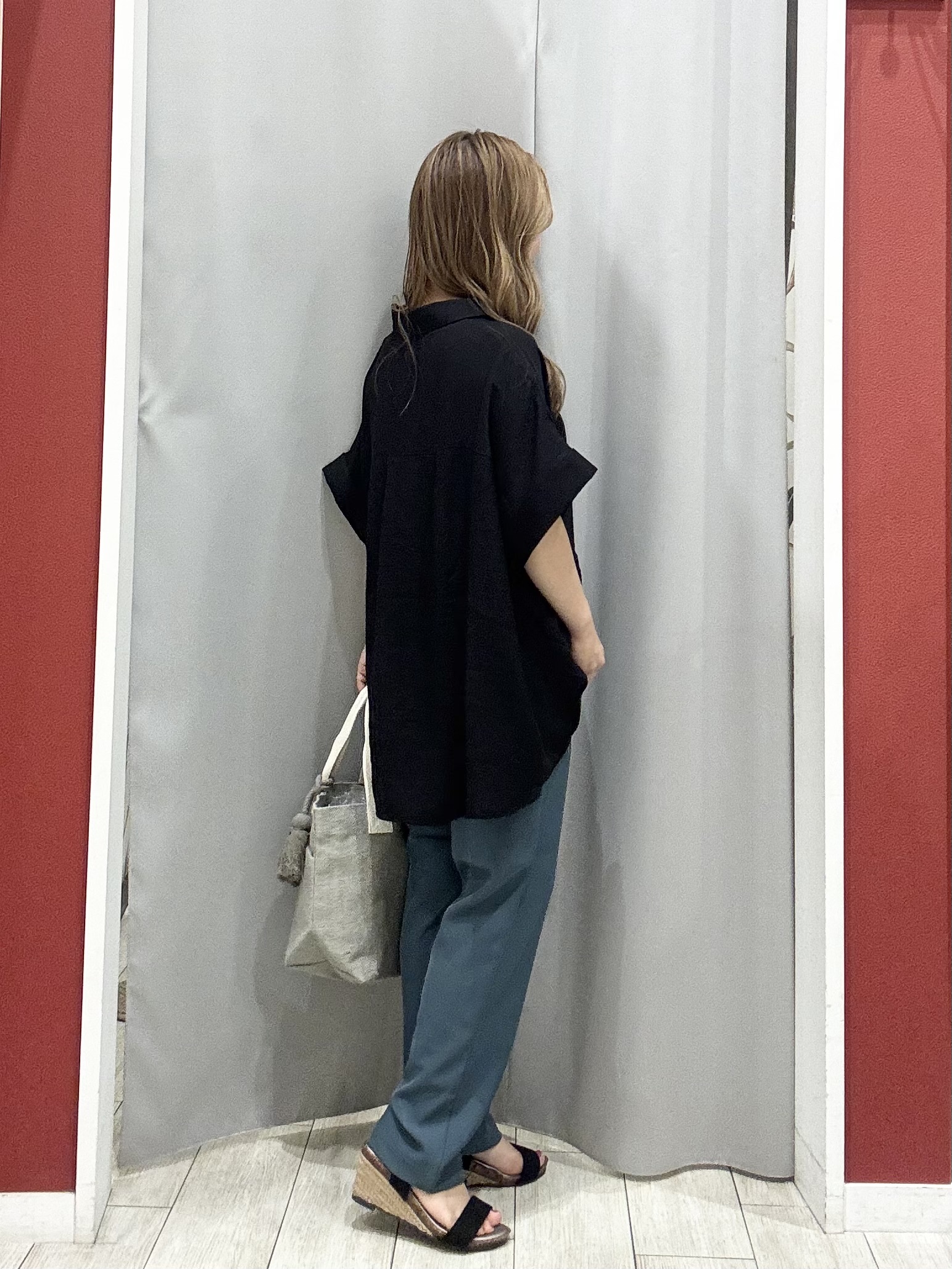 shioさんの「SHOO･LA･RUE｜【ひんやり/S-LL/洗濯機可】インせず着られる 裾タック スキッパーシャツ」を使ったコーディネート