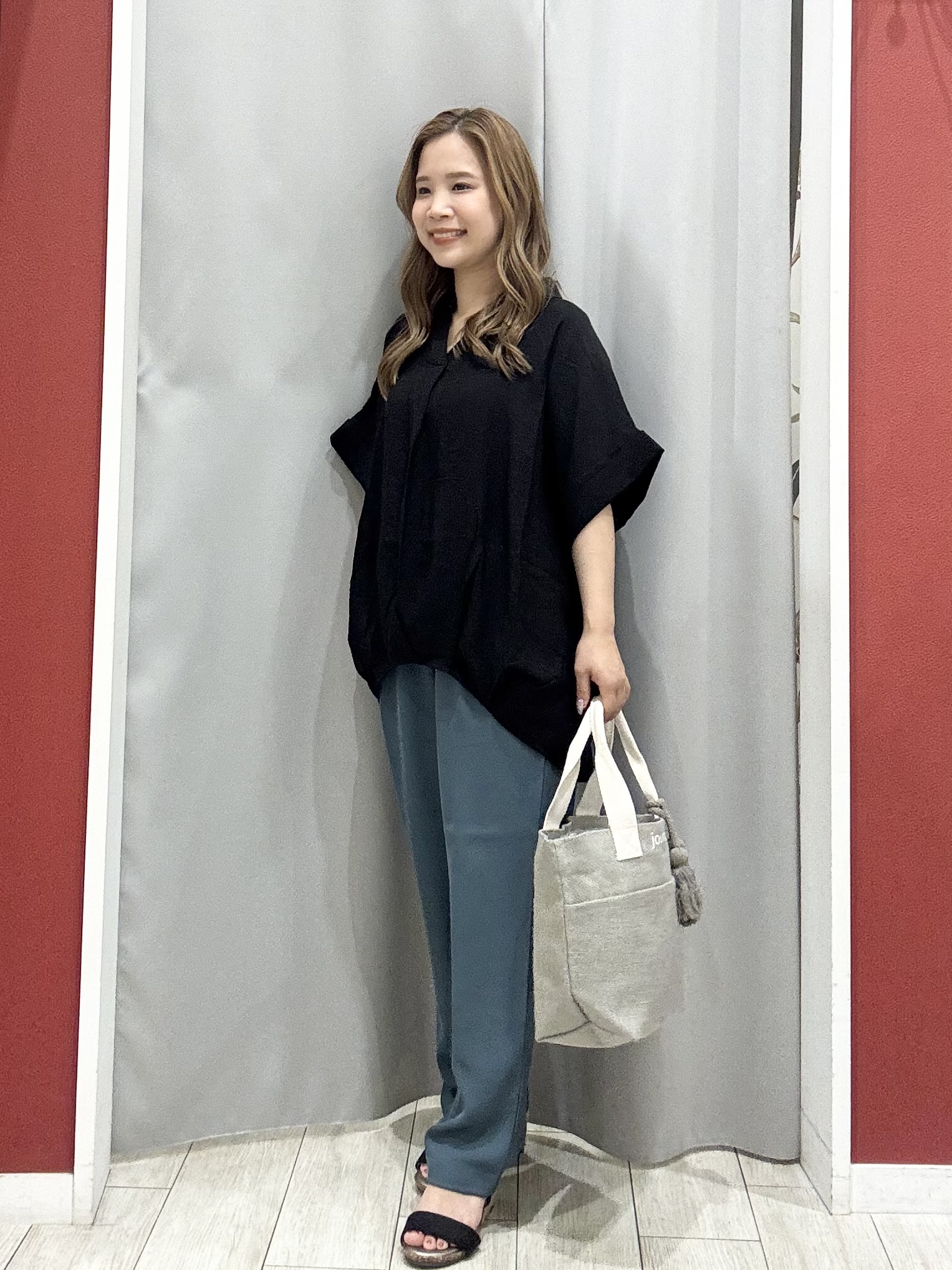 shioさんの「SHOO･LA･RUE｜【ひんやり/S-LL/洗濯機可】インせず着られる 裾タック スキッパーシャツ」を使ったコーディネート