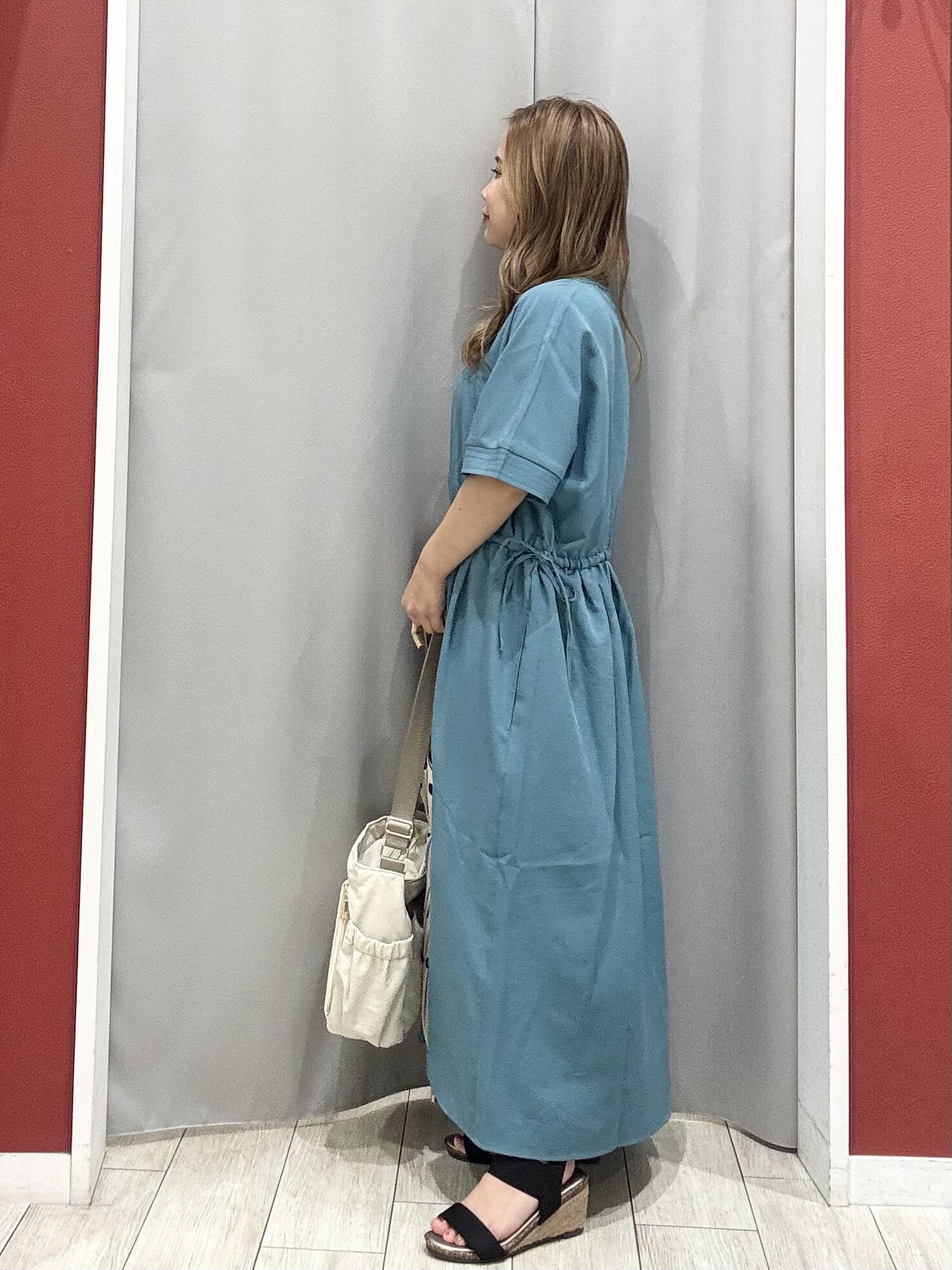 shioさんの「SHOO･LA･RUE｜【洗濯機可/体型カバー】ウエストシャーリングでお腹周りが気にならない 麻調スキッパー脇リボンワンピー」を使ったコーディネート