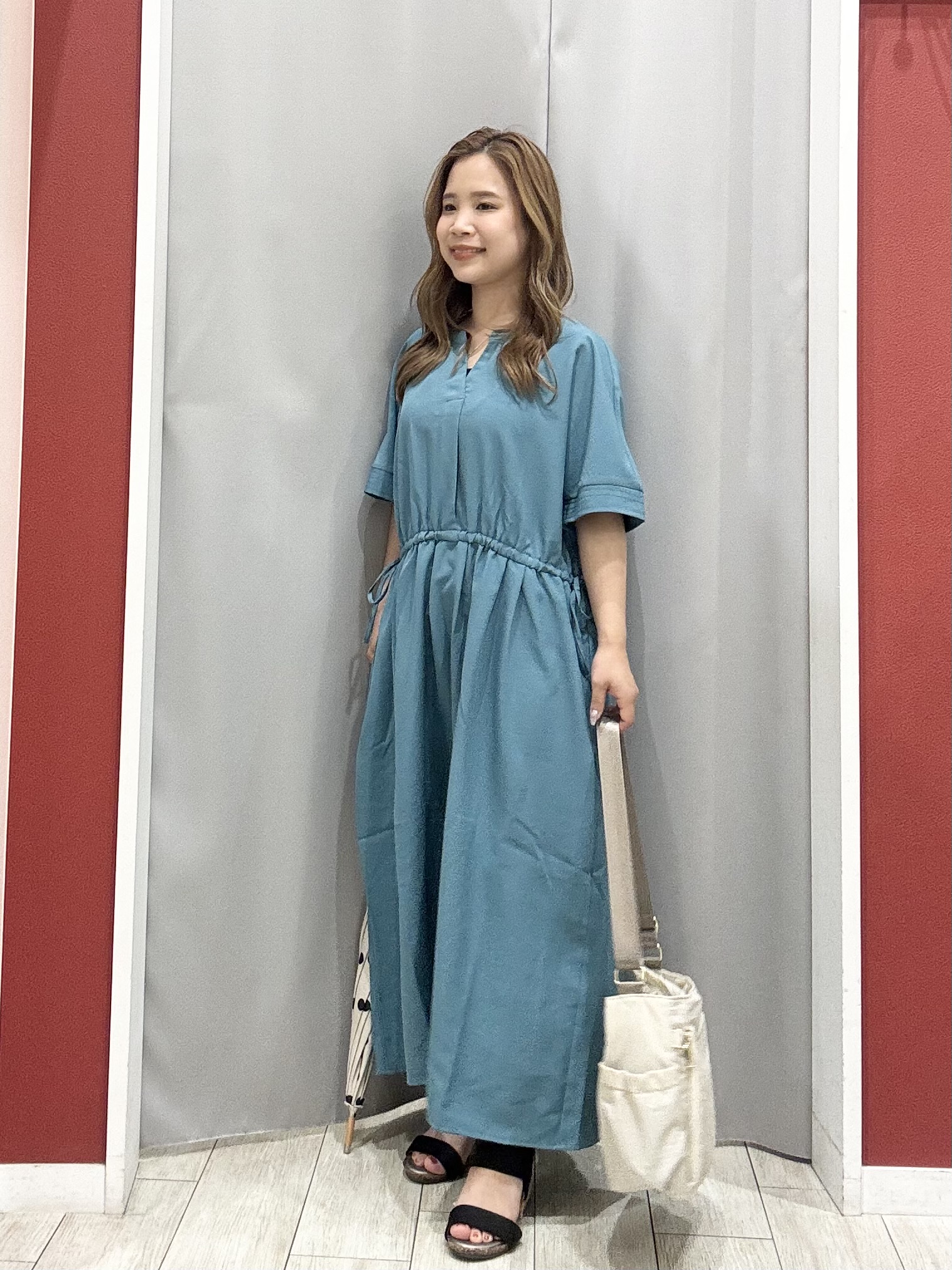 shioさんの「SHOO･LA･RUE｜【洗濯機可/体型カバー】ウエストシャーリングでお腹周りが気にならない 麻調スキッパー脇リボンワンピー」を使ったコーディネート