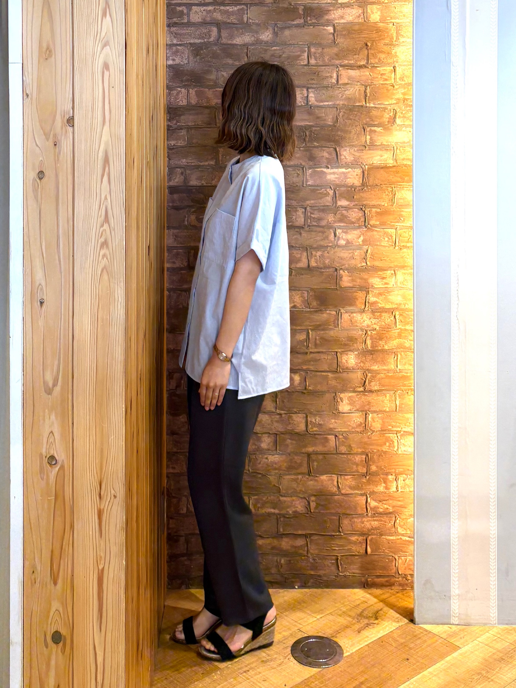 mieさんの「SHOO･LA･RUE｜【さらり快適/洗濯機可/S-LL】風が通り抜ける 半袖バンドカラーシアーシャツ」を使ったコーディネート