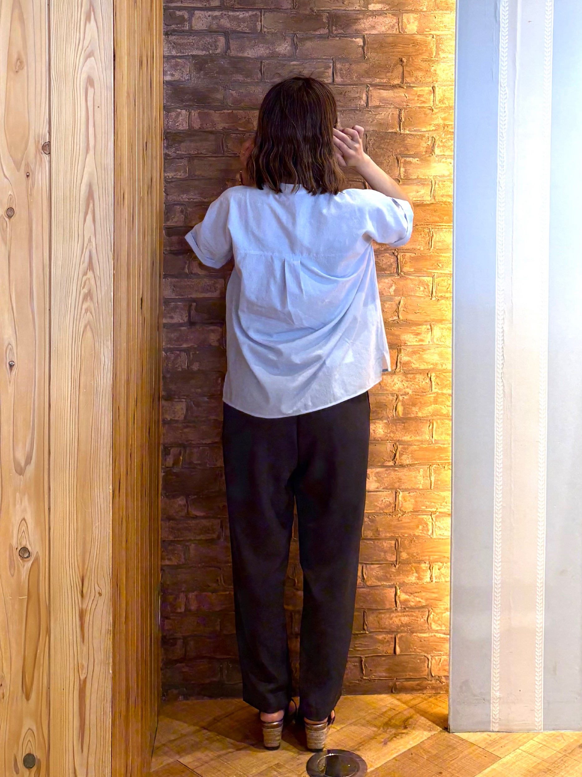 mieさんの「SHOO･LA･RUE｜【さらり快適/洗濯機可/S-LL】風が通り抜ける 半袖バンドカラーシアーシャツ」を使ったコーディネート