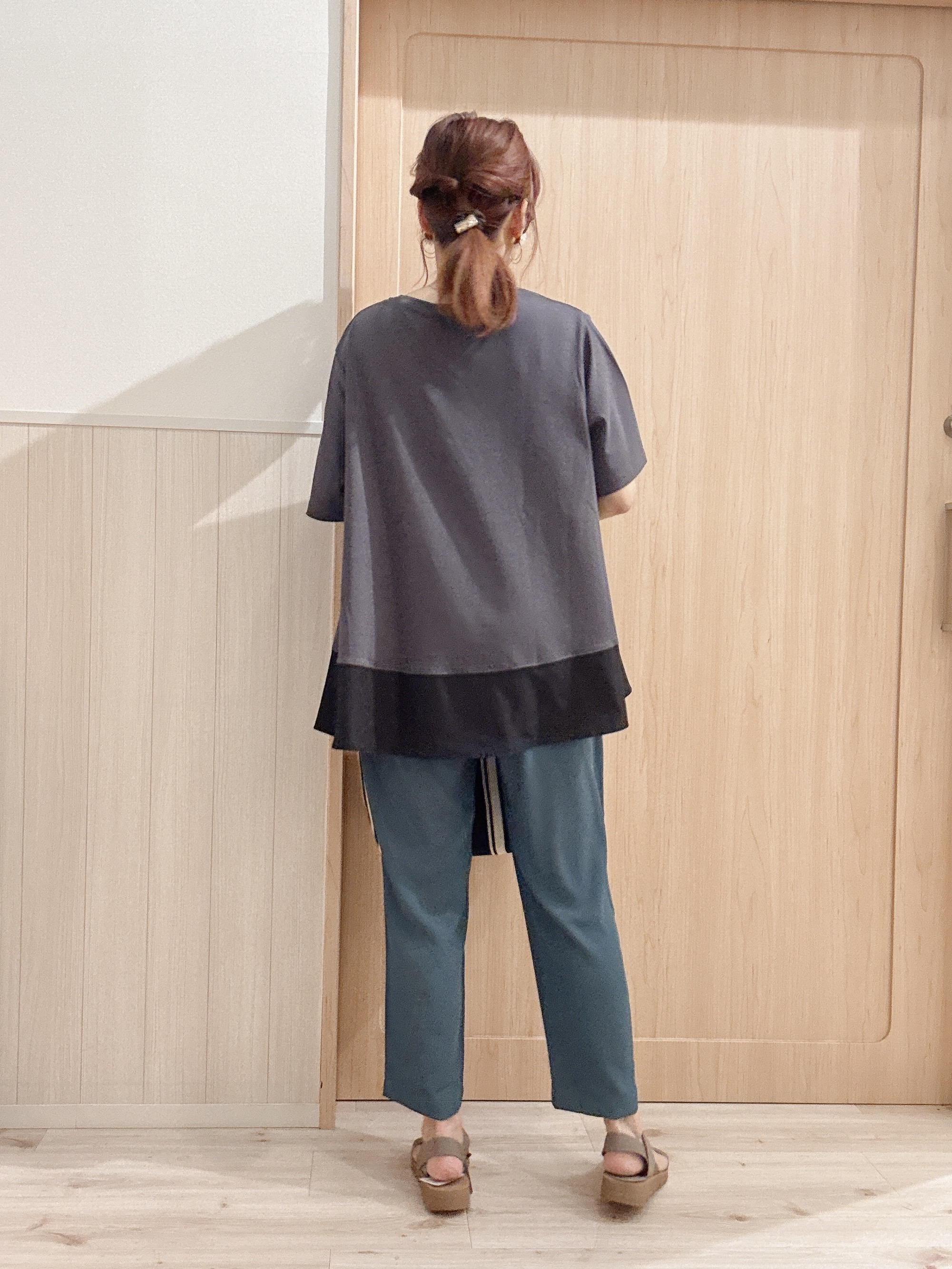 モカさんの「SHOO･LA･RUE｜【ひんやり/UV/抗菌防臭】体型カバーも叶う 裾切り替えAライントップス」を使ったコーディネート