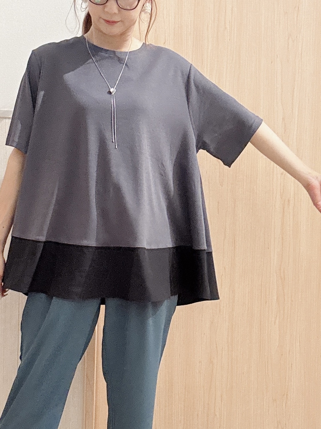 モカさんの「SHOO･LA･RUE｜【ひんやり/UV/抗菌防臭】体型カバーも叶う 裾切り替えAライントップス」を使ったコーディネート