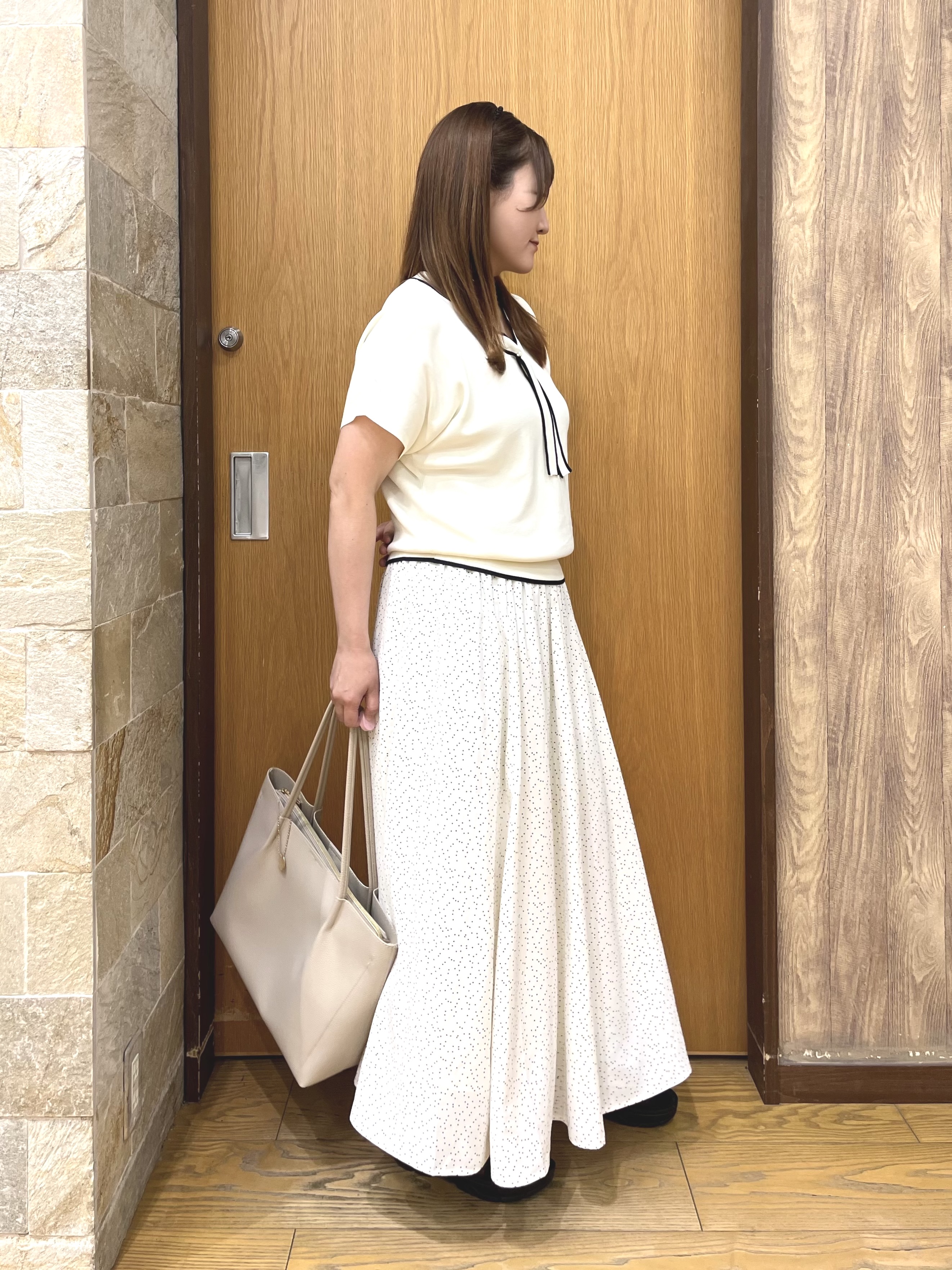ゆっきーさんの「SHOO･LA･RUE｜【毎日洗える/ひんやり/UV/S-LL】 毛玉になりにくい配色ボウタイ半袖ニット」を使ったコーディネート