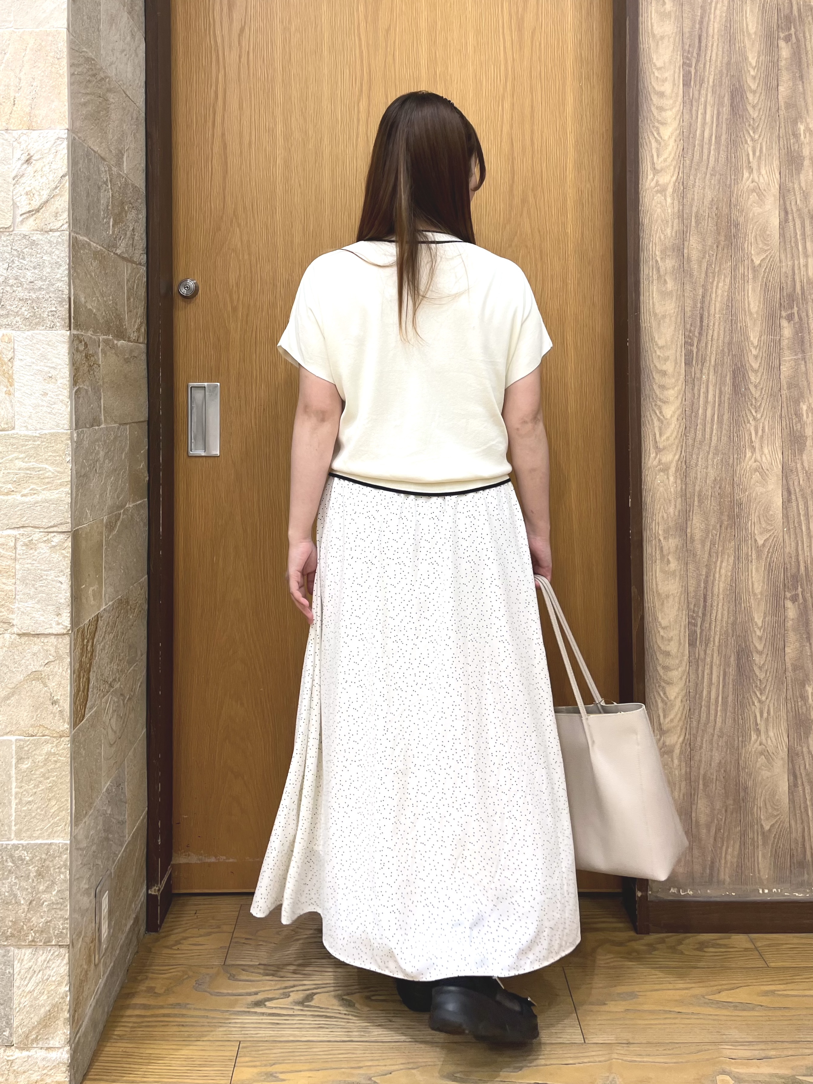 ゆっきーさんの「SHOO･LA･RUE｜【毎日洗える/ひんやり/UV/S-LL】 毛玉になりにくい配色ボウタイ半袖ニット」を使ったコーディネート