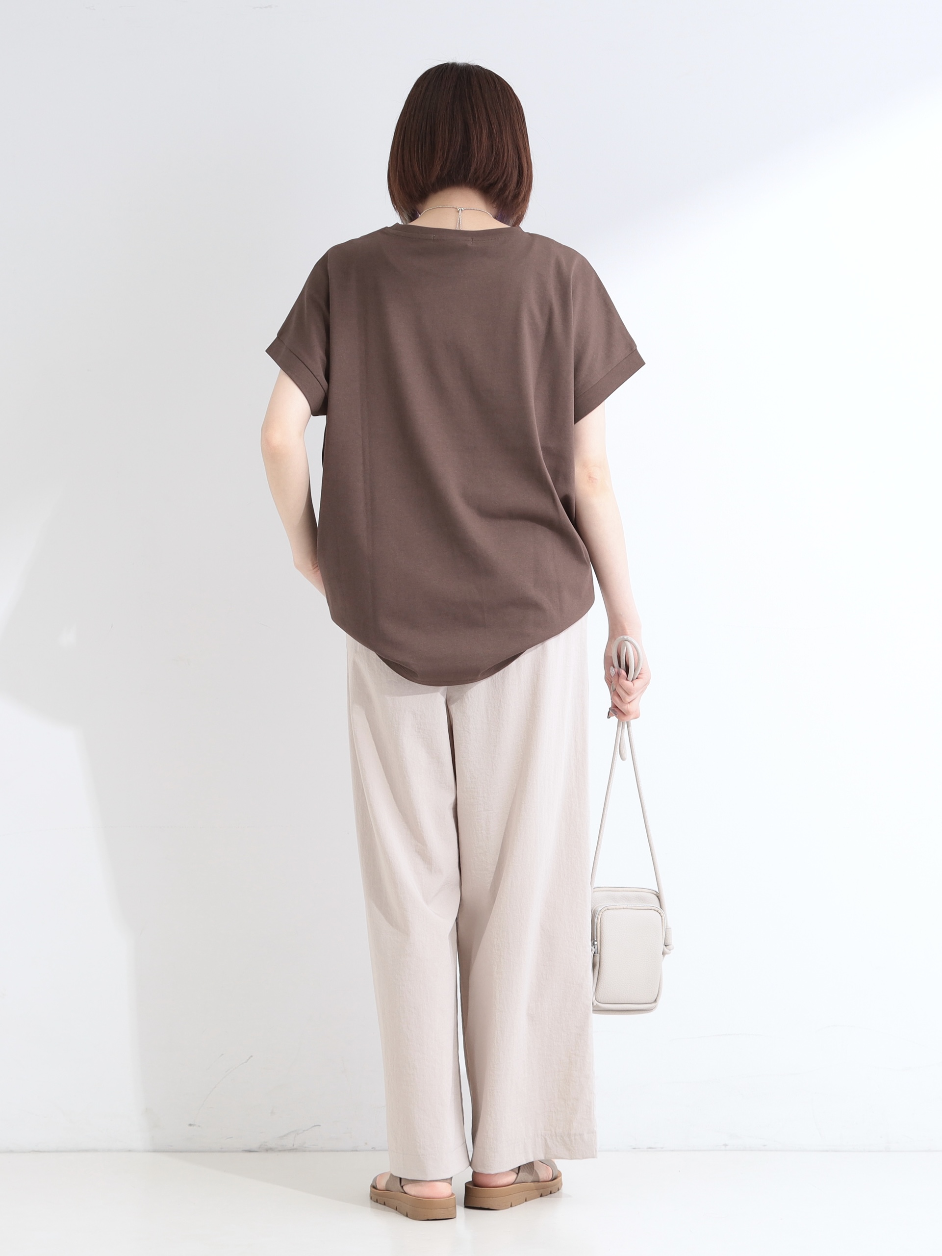 𝐜𝐡𝐢𝐤𝐚さんの「SHOO･LA･RUE｜【汗じみ防止/ひんやり/S-LL】インせず着られる 刺繍ロゴTシャツ」を使ったコーディネート