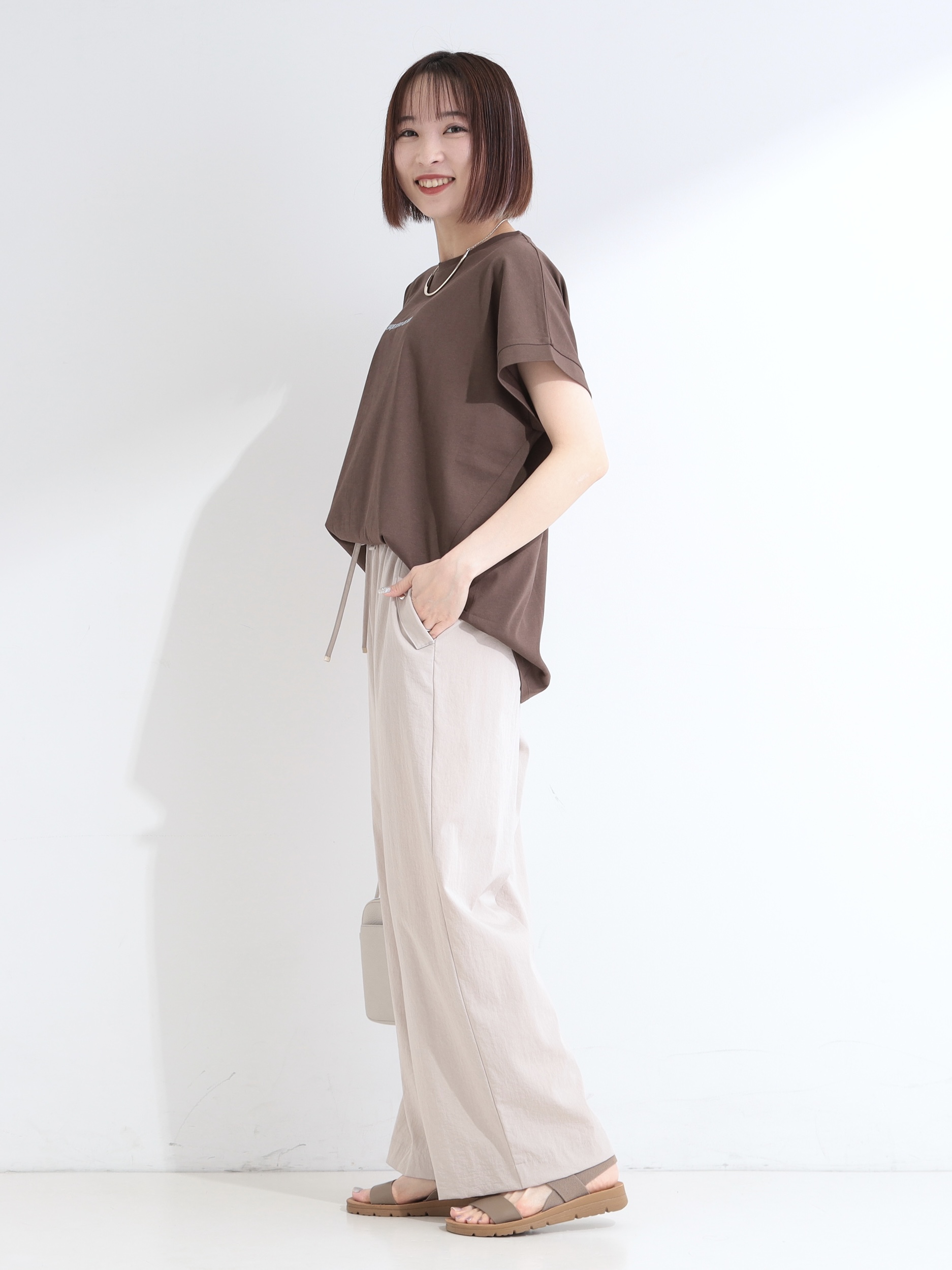 𝐜𝐡𝐢𝐤𝐚さんの「SHOO･LA･RUE｜【汗じみ防止/ひんやり/S-LL】インせず着られる 刺繍ロゴTシャツ」を使ったコーディネート