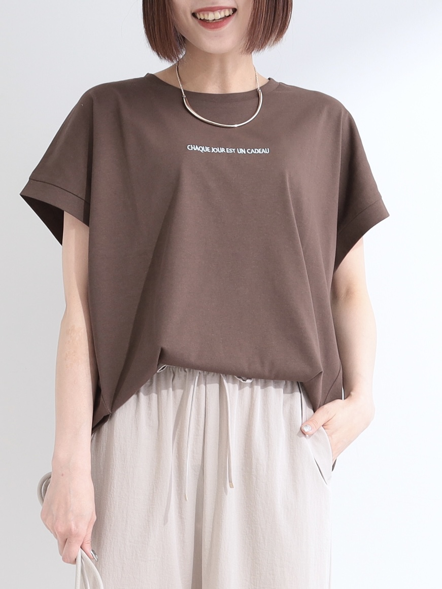 𝐜𝐡𝐢𝐤𝐚さんの「SHOO･LA･RUE｜【汗じみ防止/ひんやり/S-LL】インせず着られる 刺繍ロゴTシャツ」を使ったコーディネート