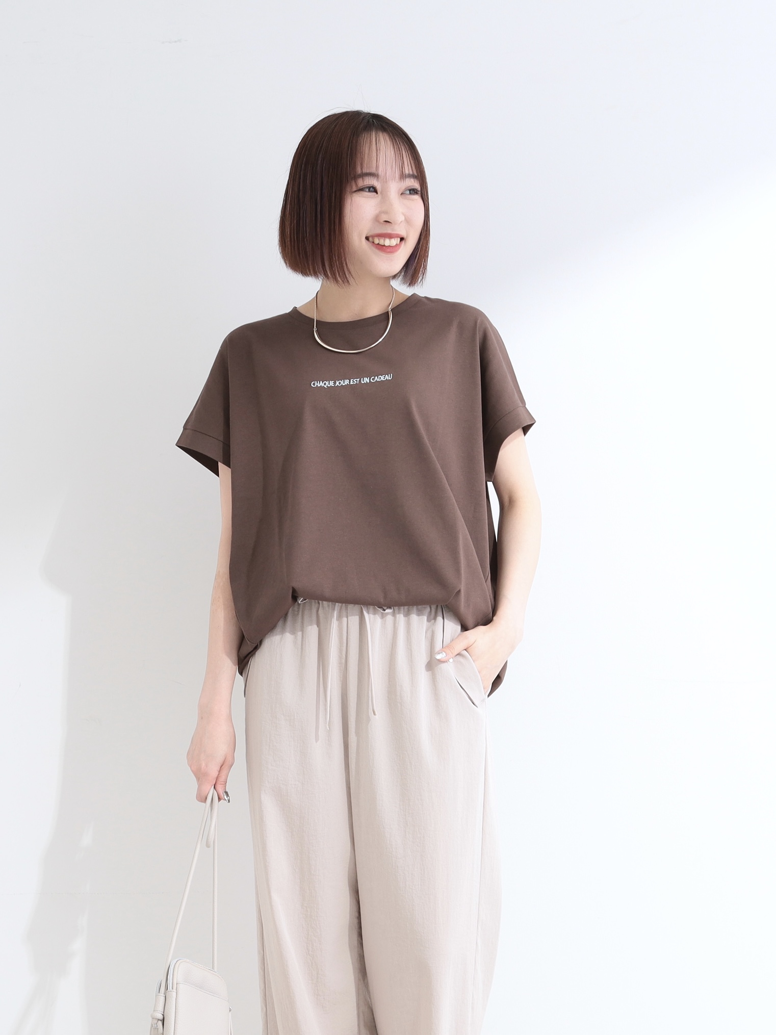𝐜𝐡𝐢𝐤𝐚さんの「SHOO･LA･RUE｜【汗じみ防止/ひんやり/S-LL】インせず着られる 刺繍ロゴTシャツ」を使ったコーディネート