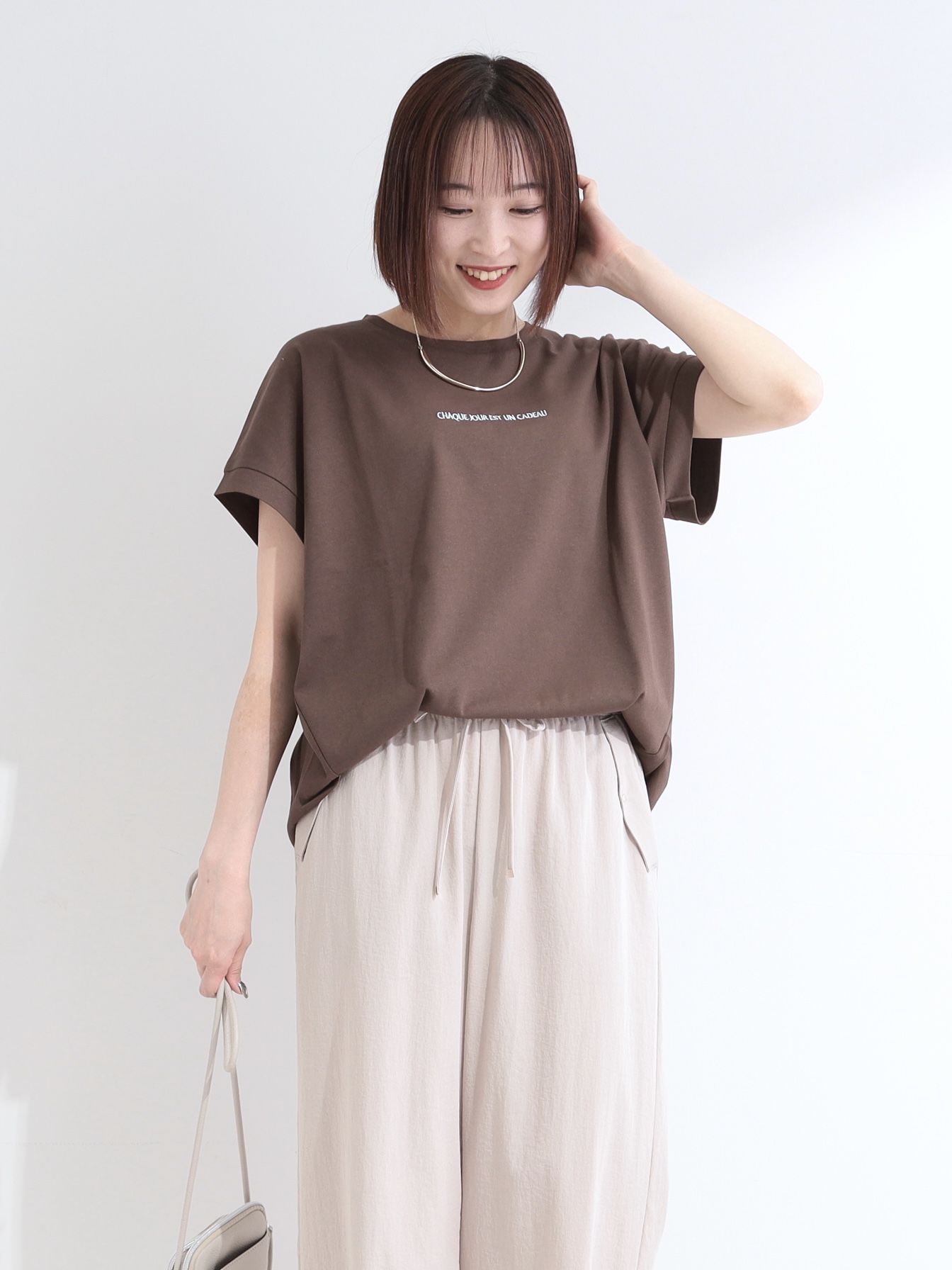 𝐜𝐡𝐢𝐤𝐚さんの「SHOO･LA･RUE｜【汗じみ防止/ひんやり/S-LL】インせず着られる 刺繍ロゴTシャツ」を使ったコーディネート