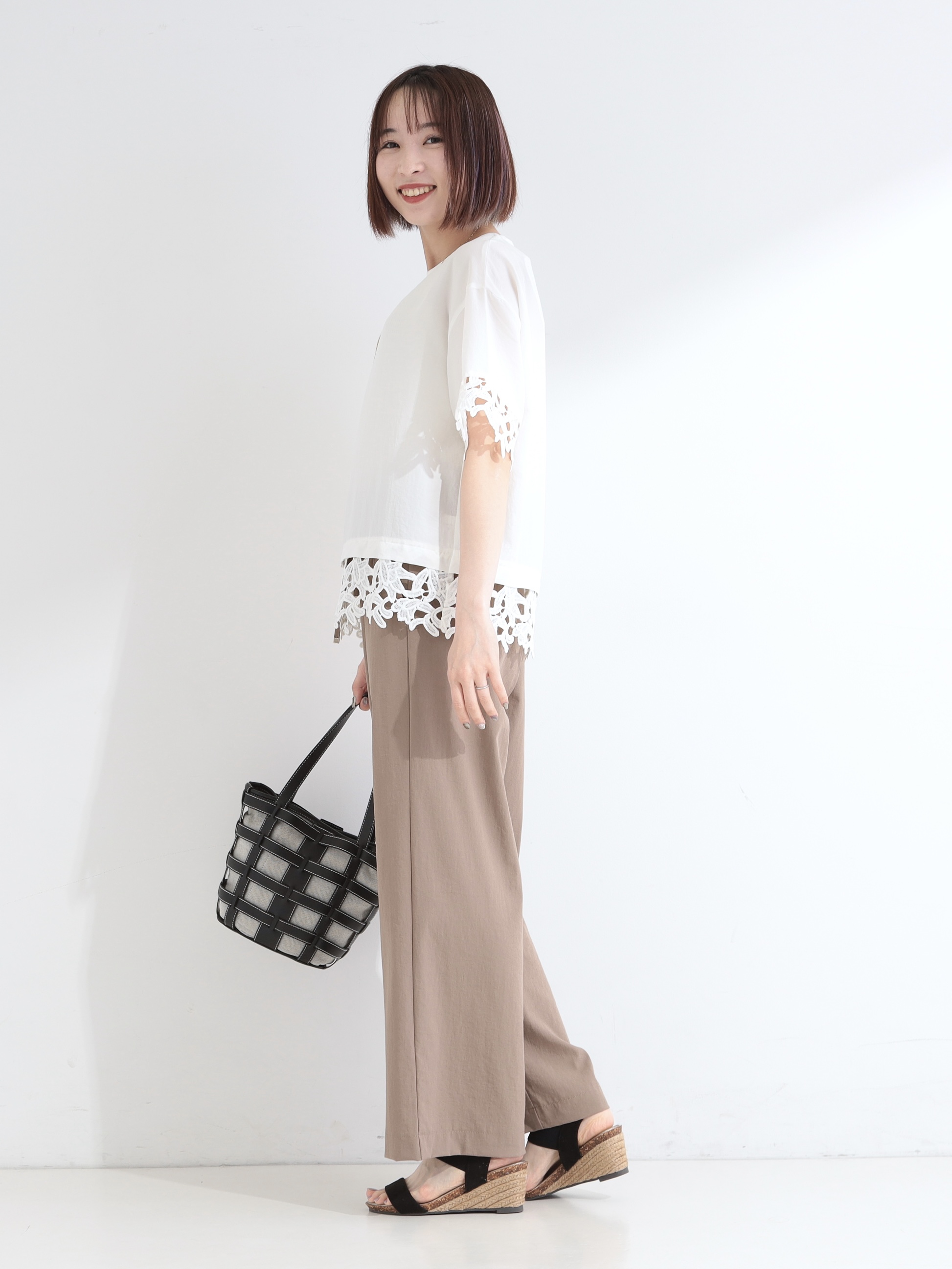 𝐜𝐡𝐢𝐤𝐚さんの「SHOO･LA･RUE｜【ひんやり/洗濯後しわになりにくい/S-LL】コーデの主役になる レース付きブラウス」を使ったコーディネート