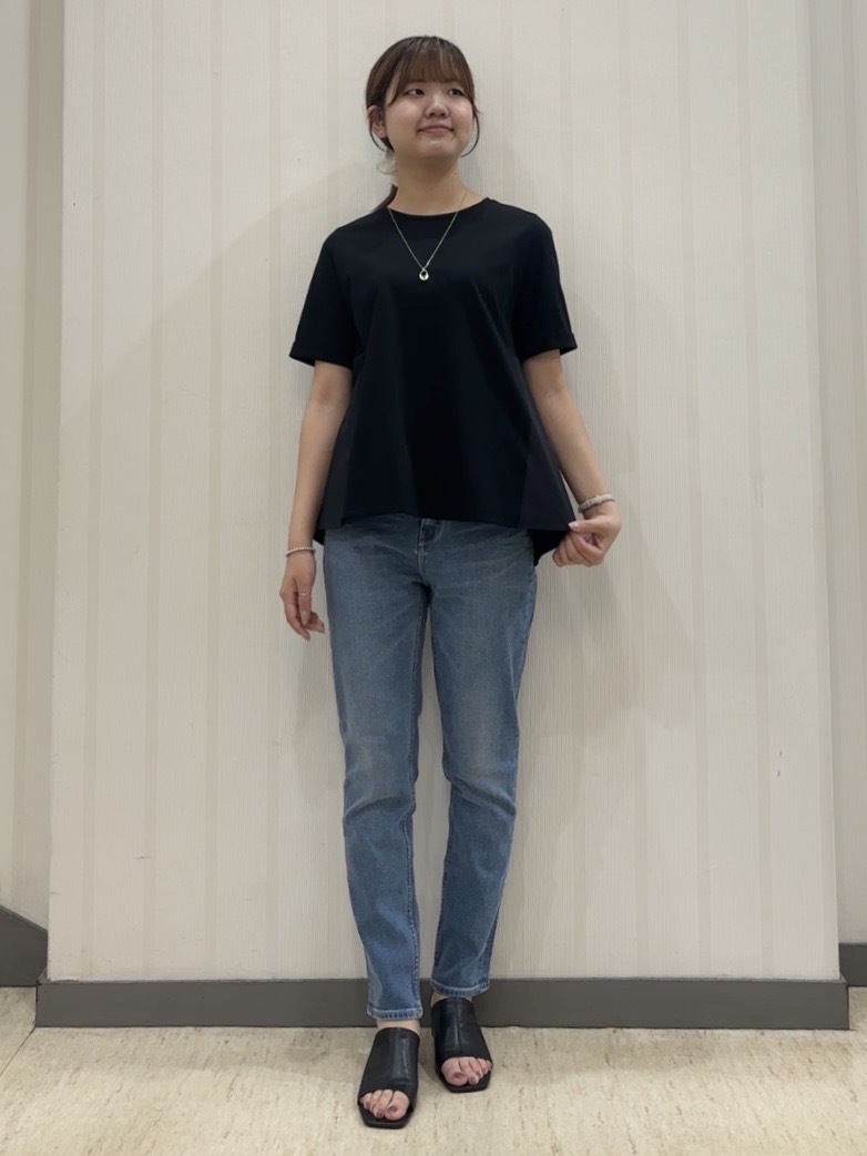 ちひさんの「INDIVI｜【通年活躍！褒められデニム】スキニー デニムパンツ」を使ったコーディネート