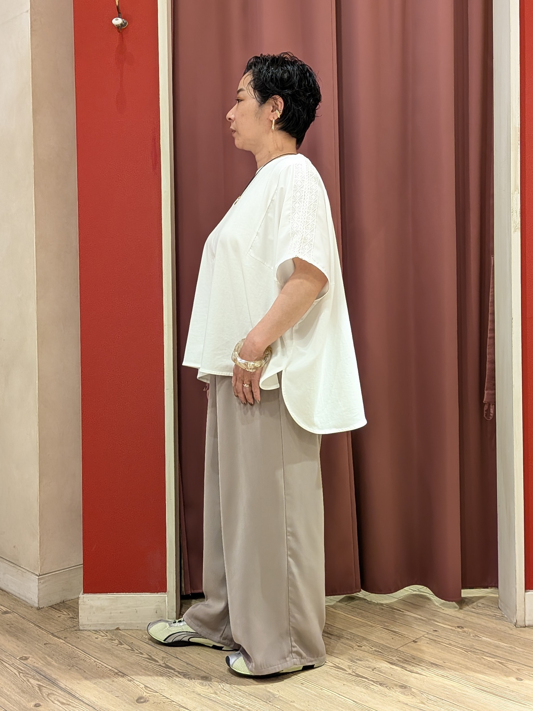 cameさんの「SHOO･LA･RUE｜【ひんやり/洗濯機可/体型カバー】インせず着られる 肩レース切り替えポンチョ風トップス」を使ったコーディネート