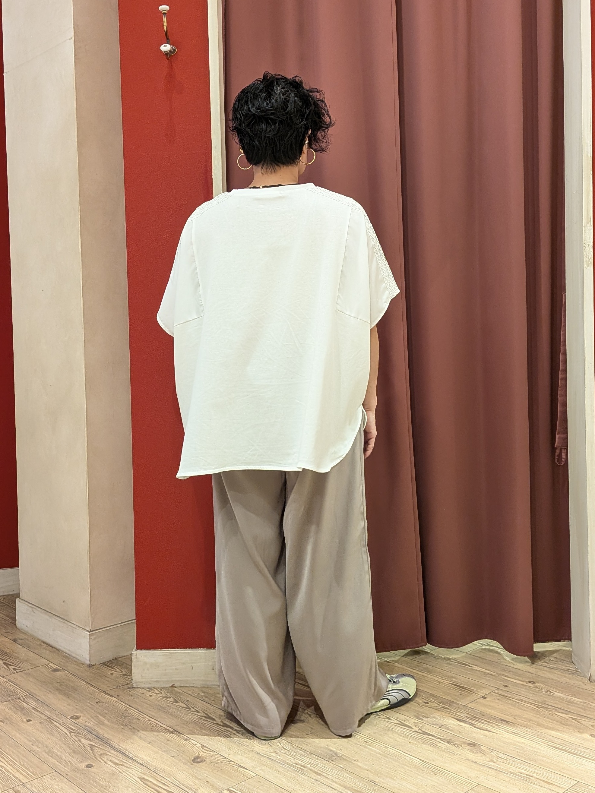 cameさんの「SHOO･LA･RUE｜【ひんやり/洗濯機可/体型カバー】インせず着られる 肩レース切り替えポンチョ風トップス」を使ったコーディネート