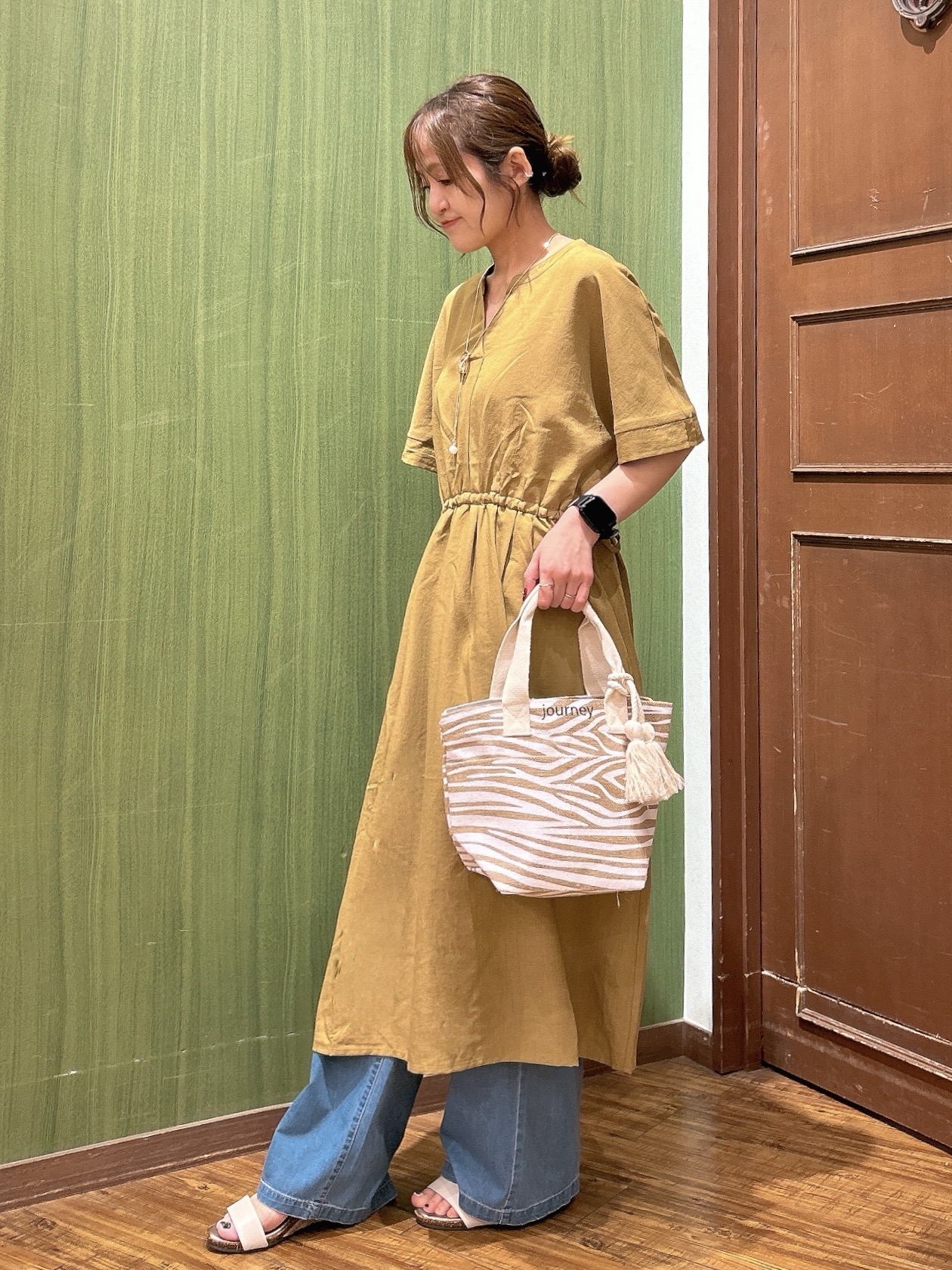 かおりさんの「SHOO･LA･RUE｜【洗濯機可/体型カバー】ウエストシャーリングでお腹周りが気にならない 麻調スキッパー脇リボンワンピー」を使ったコーディネート