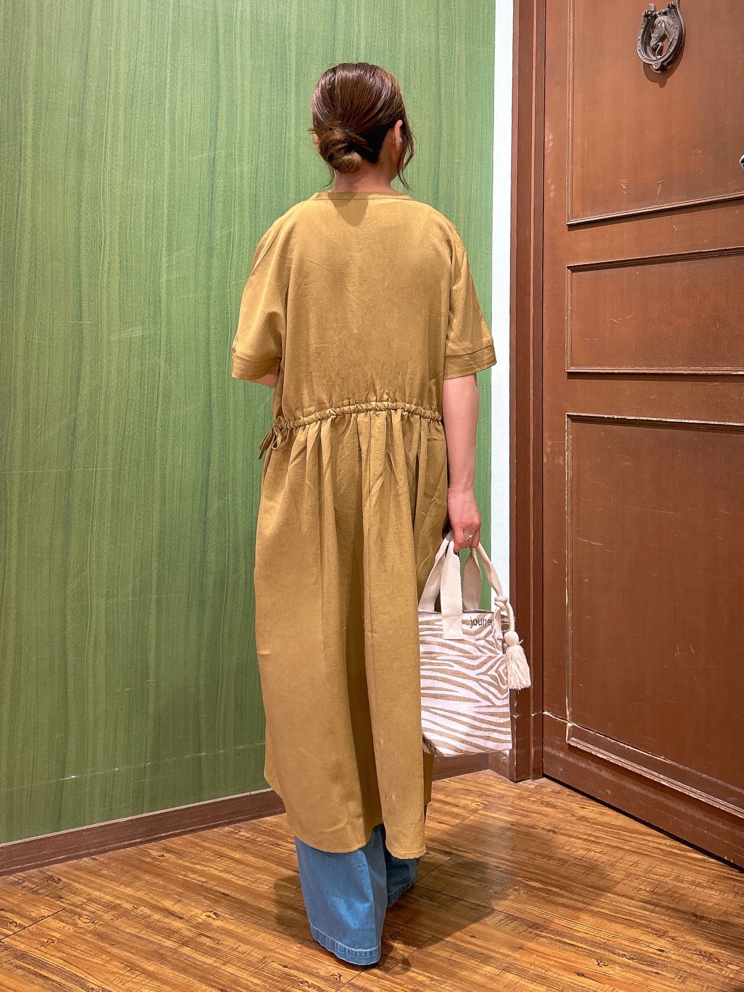 かおりさんの「SHOO･LA･RUE｜【洗濯機可/体型カバー】ウエストシャーリングでお腹周りが気にならない 麻調スキッパー脇リボンワンピー」を使ったコーディネート