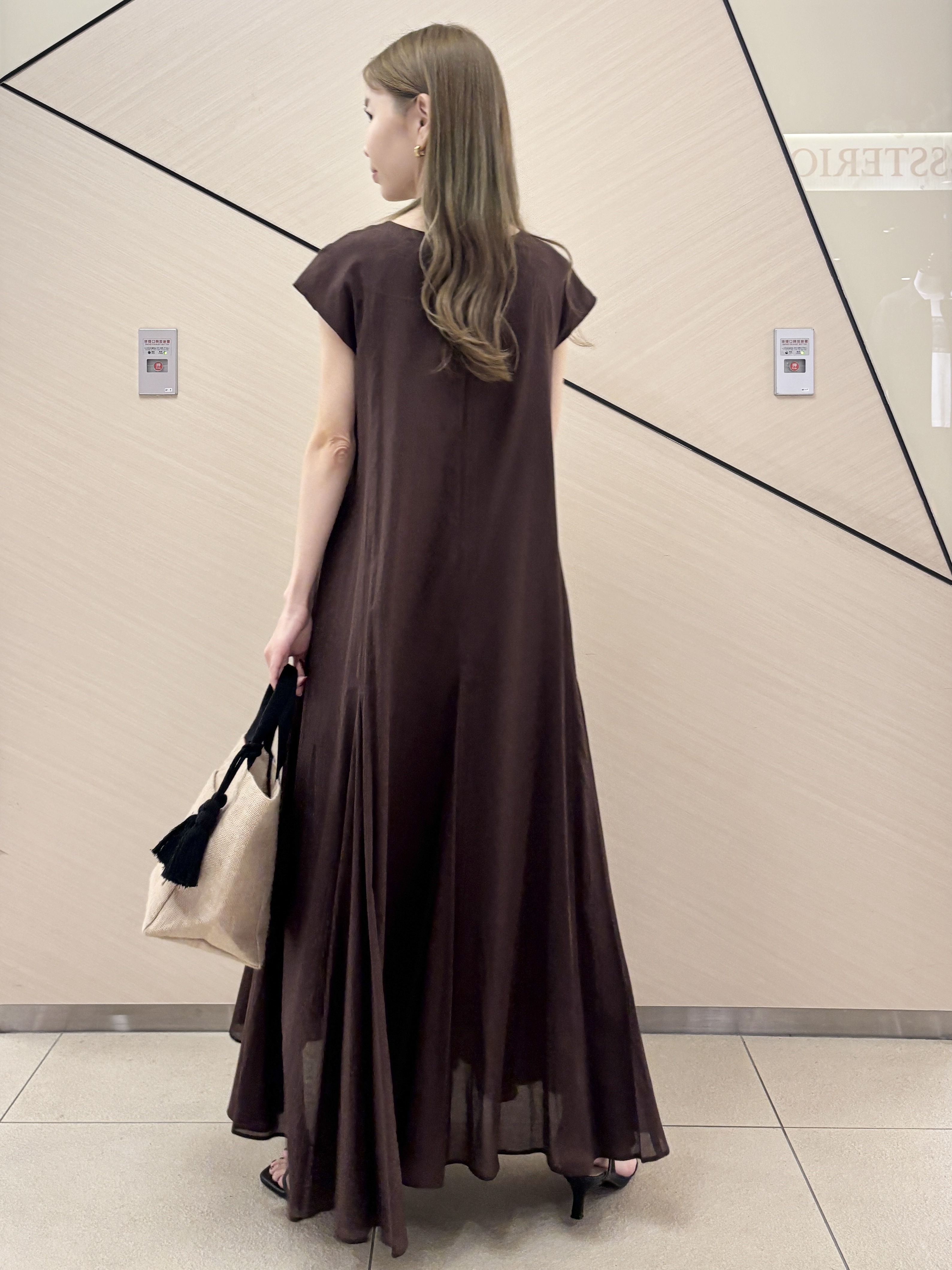清水夏姫さんの「DRESSTERIOR｜【きれいめ/ウォッシャブル】コットンローンフレンチスリーブワンピ」を使ったコーディネート