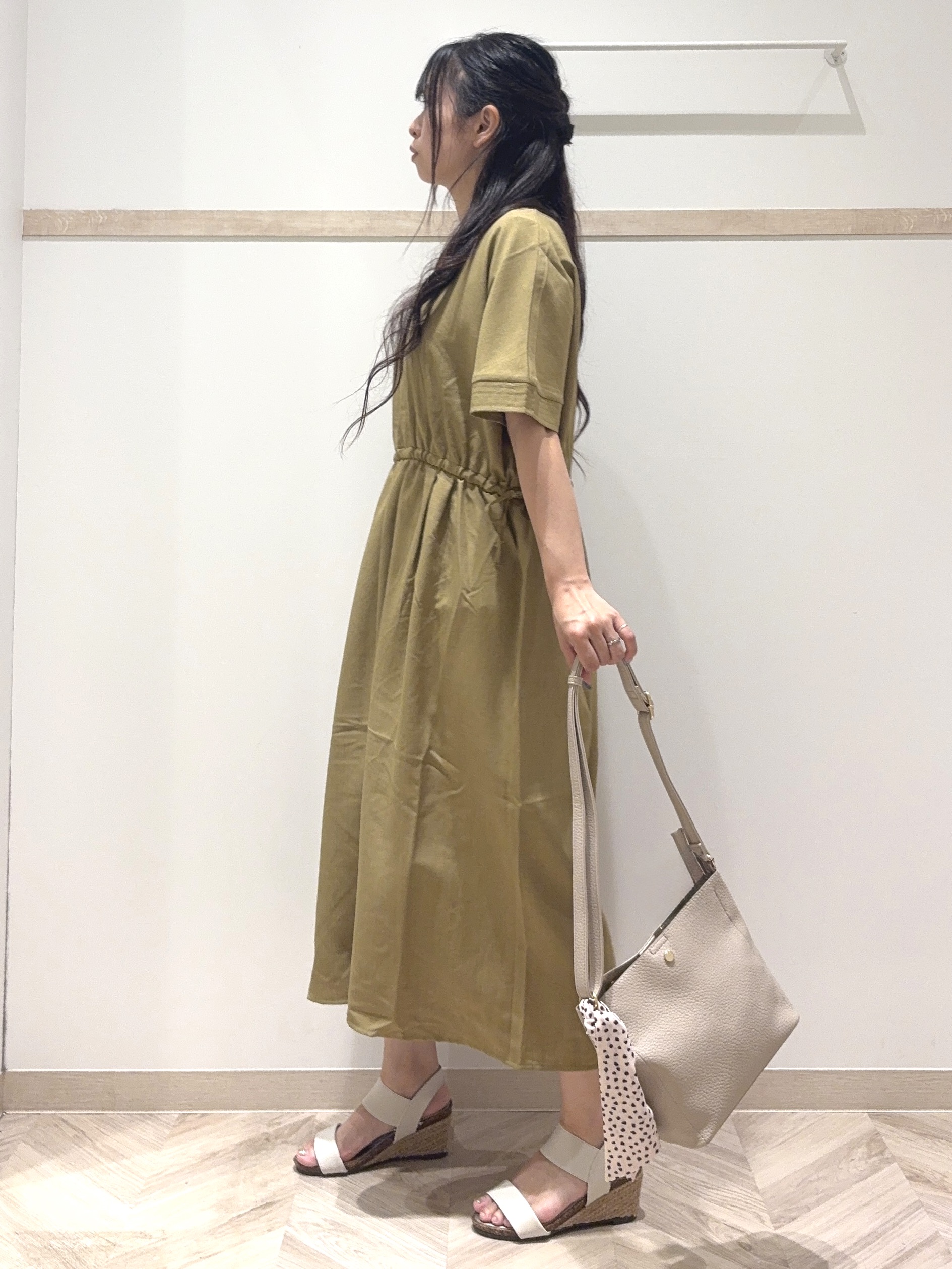 nanaさんの「SHOO･LA･RUE｜【洗濯機可/体型カバー】ウエストシャーリングでお腹周りが気にならない 麻調スキッパー脇リボンワンピー」を使ったコーディネート