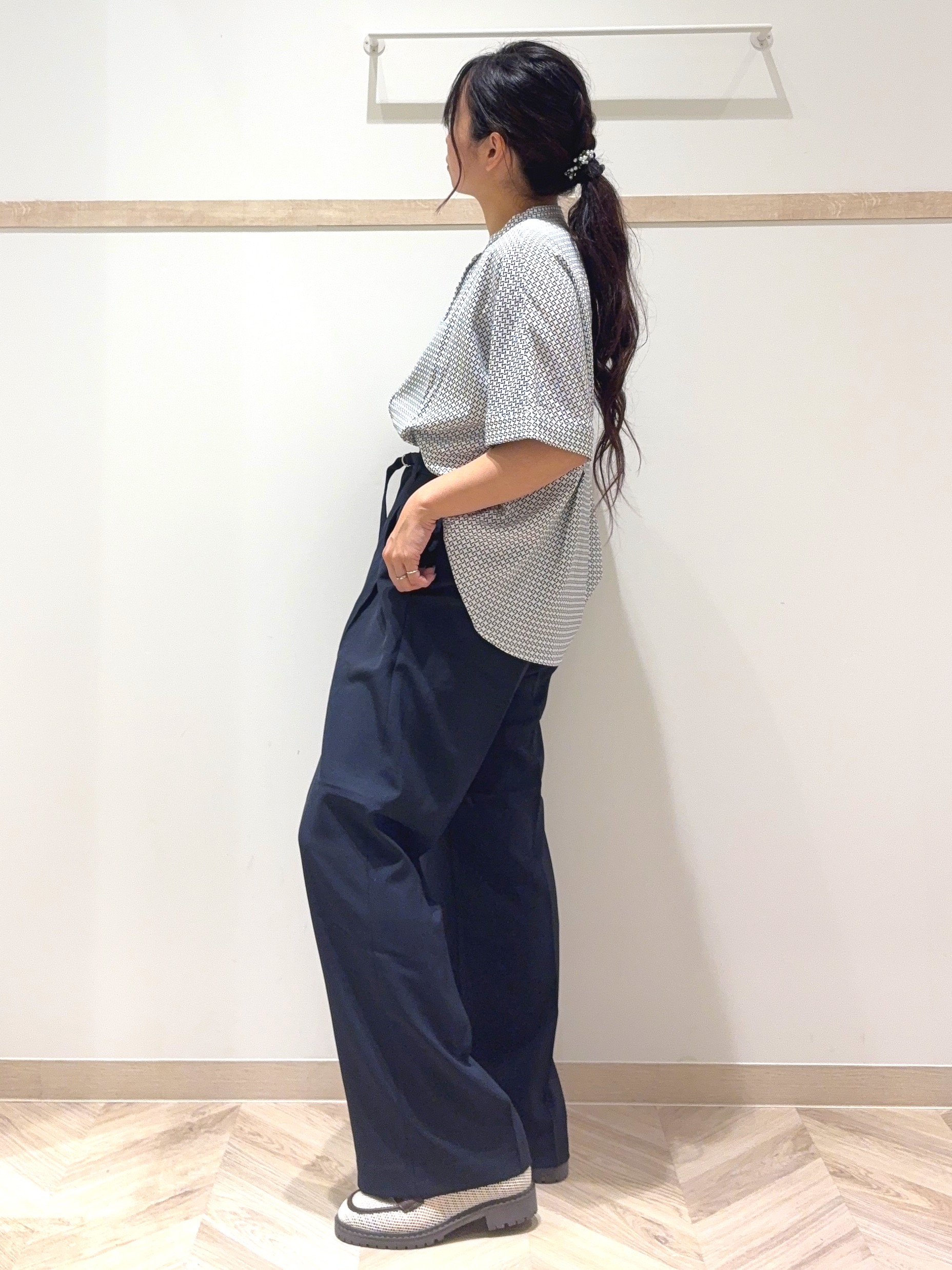 nanaさんの「SHOO･LA･RUE｜【ひんやり/UV/通勤】洗濯後しわになりにくい インしない ウエストタックペプラムブラウス」を使ったコーディネート
