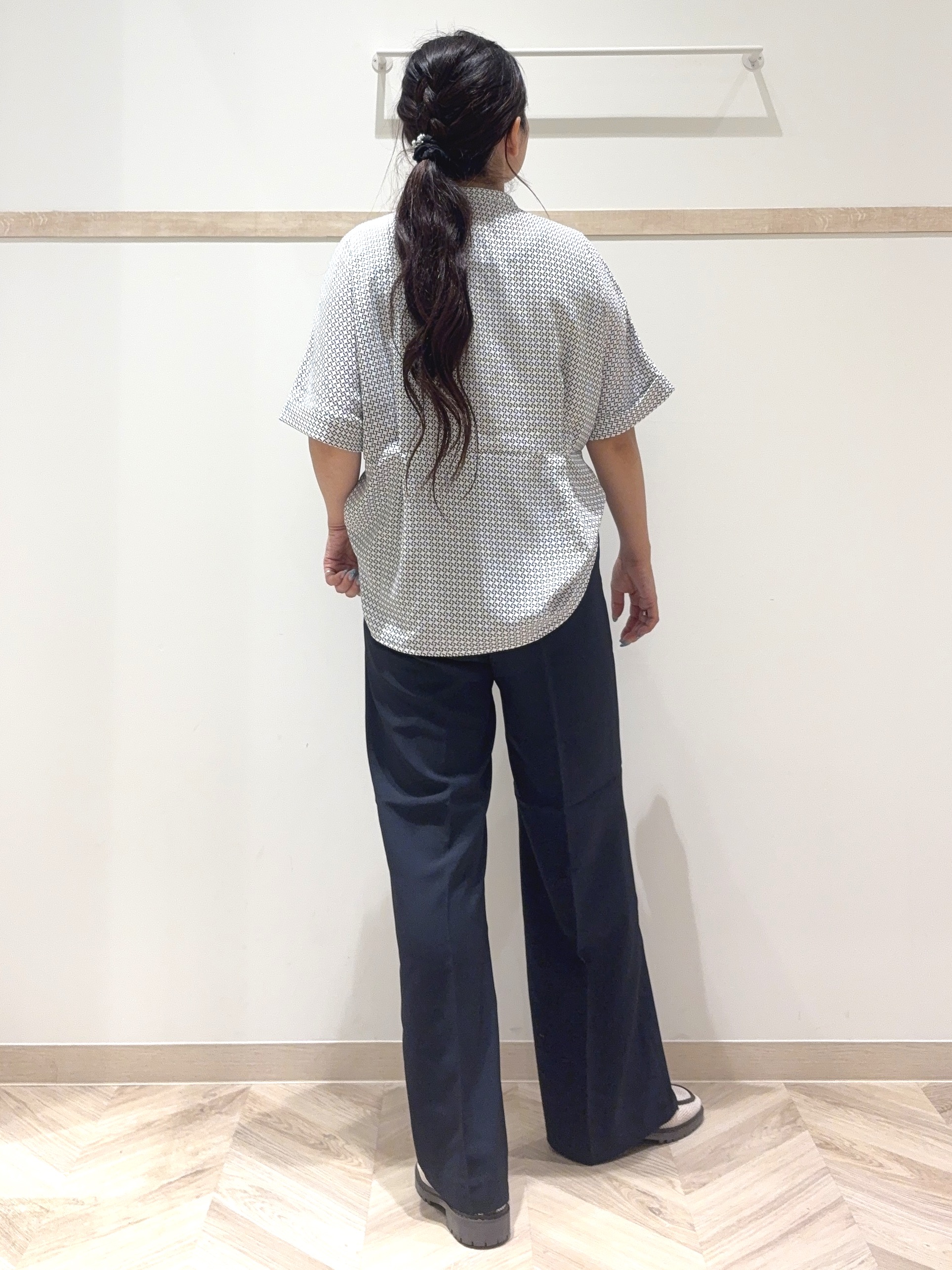 nanaさんの「SHOO･LA･RUE｜【ひんやり/UV/通勤】洗濯後しわになりにくい インしない ウエストタックペプラムブラウス」を使ったコーディネート