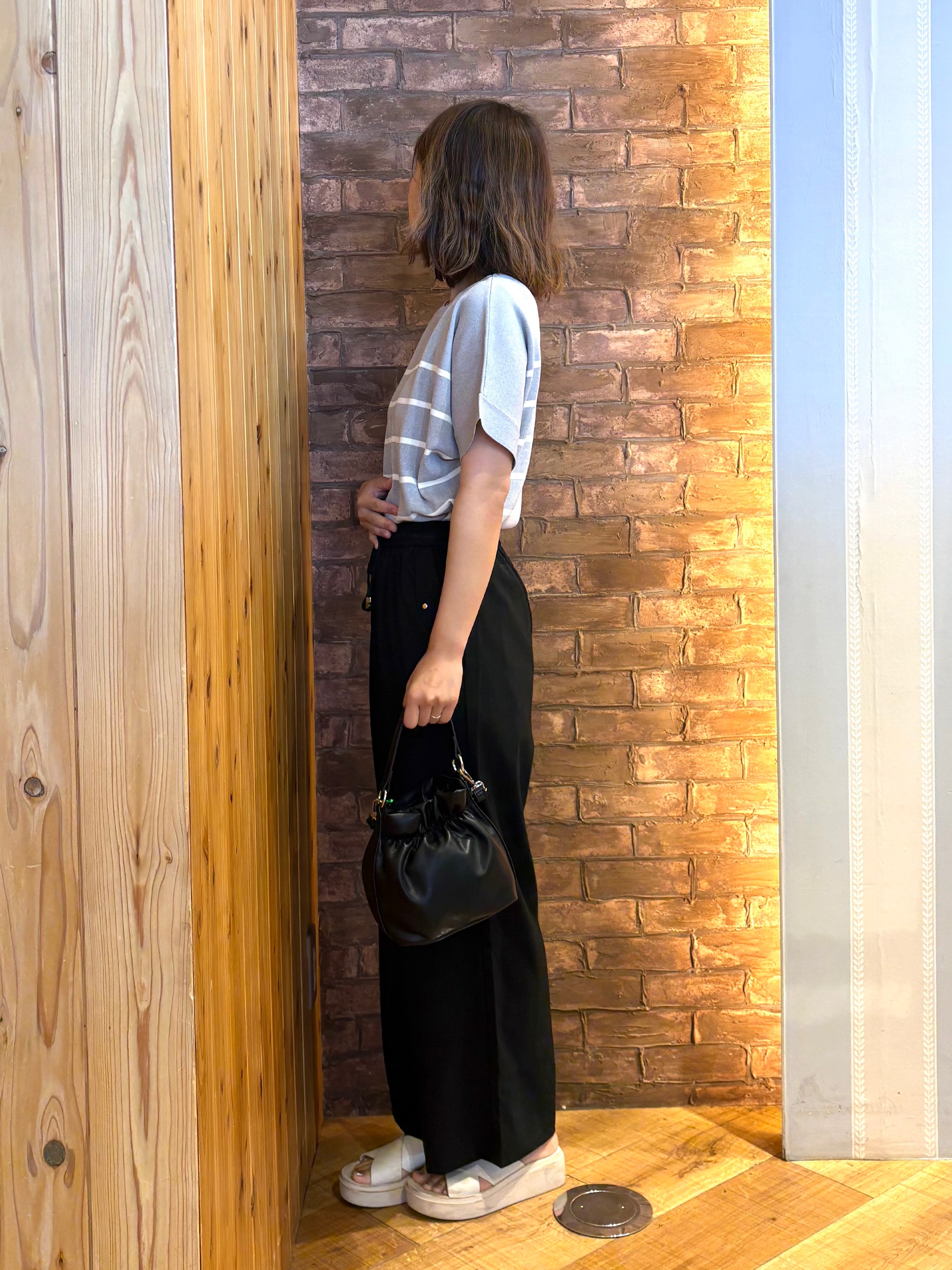 mieさんの「SHOO･LA･RUE｜【毎日洗える/ひんやり/UV/S-LL】二の腕隠れる さらっとドルマン半袖ニット」を使ったコーディネート