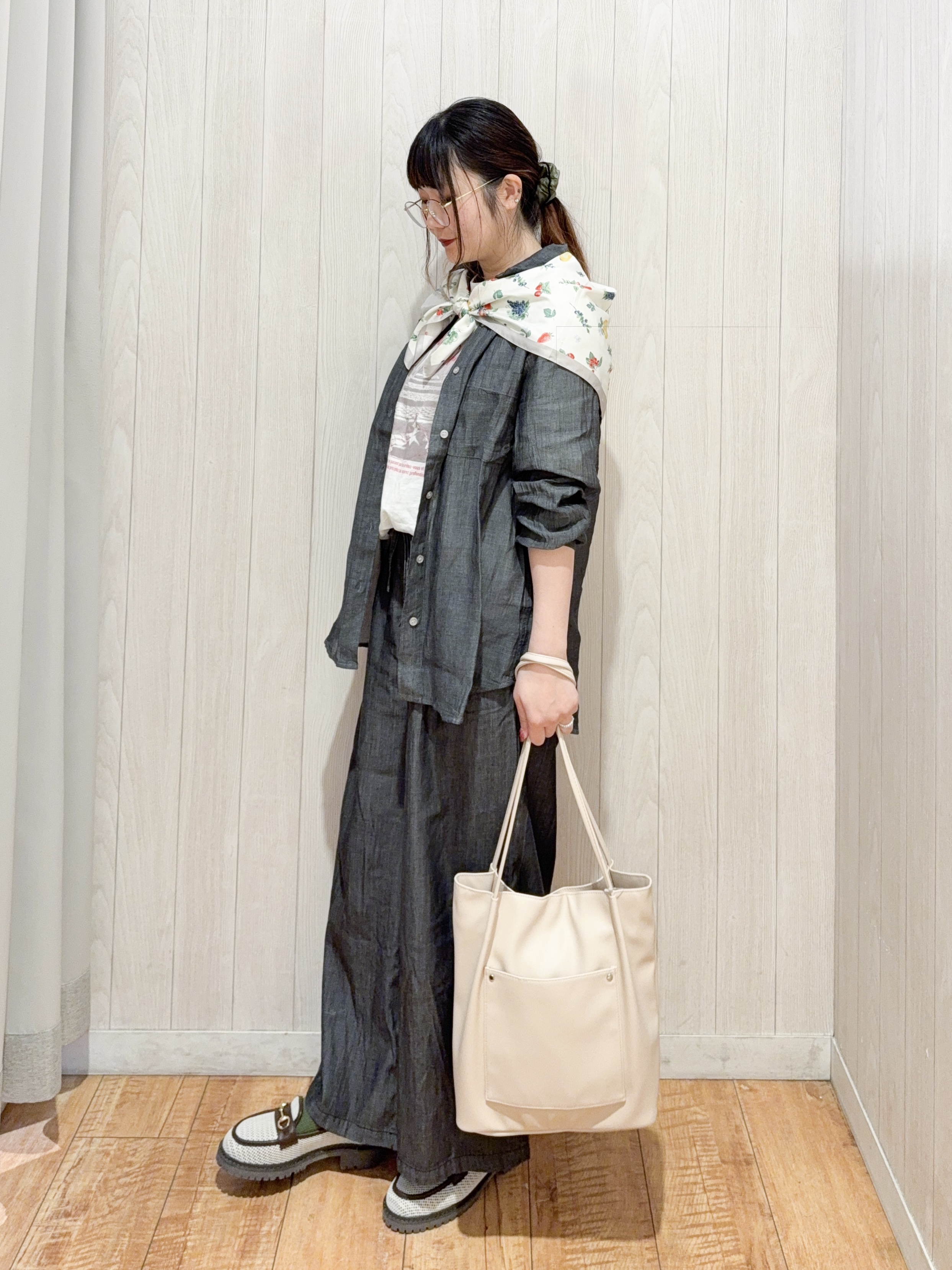 愛さんの「SHOO･LA･RUE｜【綿100%/UV/S-LL/体型カバー】優しく透ける 柔らかシアーデニムシャツ」を使ったコーディネート