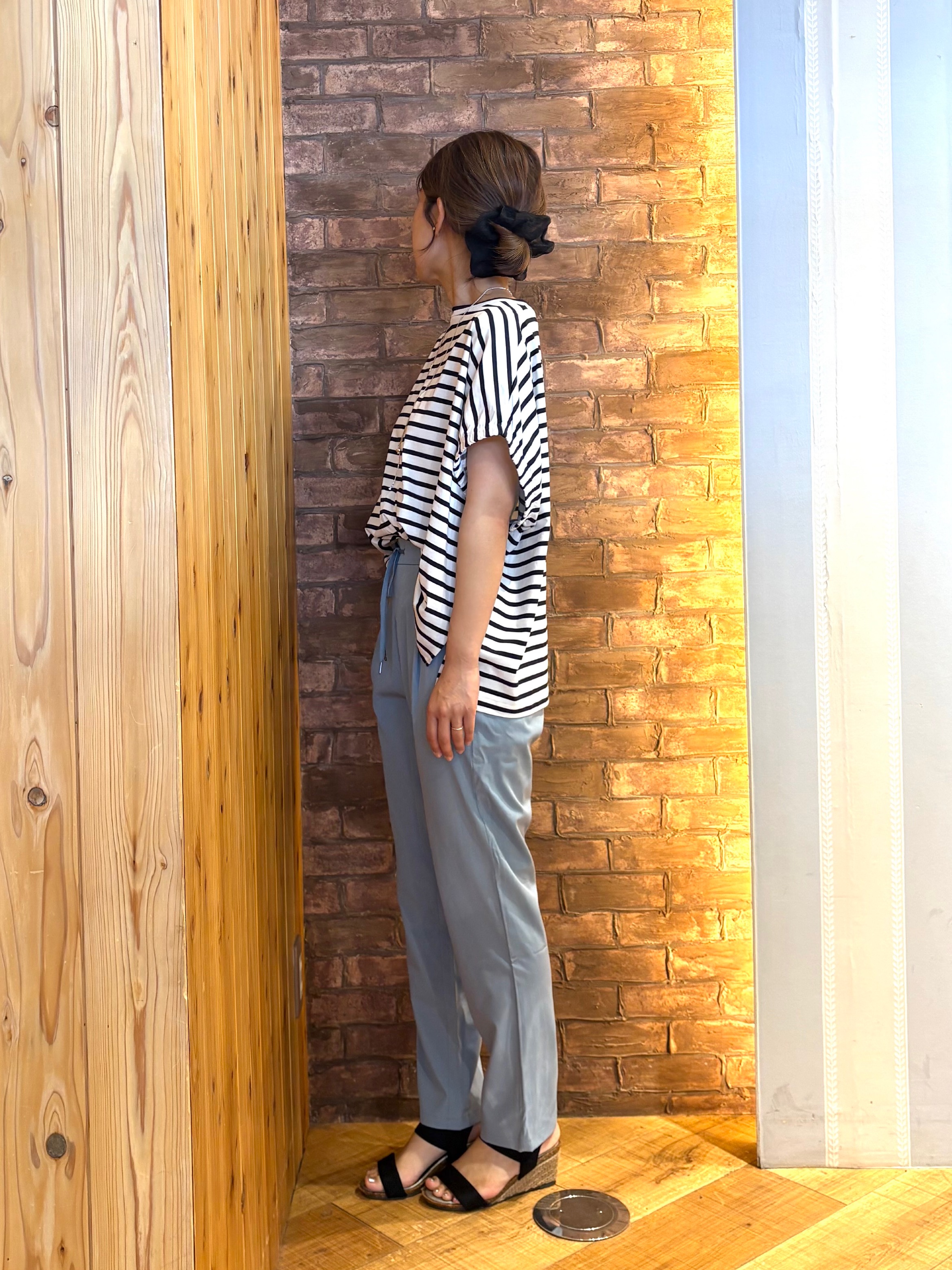 mieさんの「SHOO･LA･RUE｜【ひんやり/洗濯機可】シンプルにこなれて見せる お袖ギャザードルマンTシャツ」を使ったコーディネート