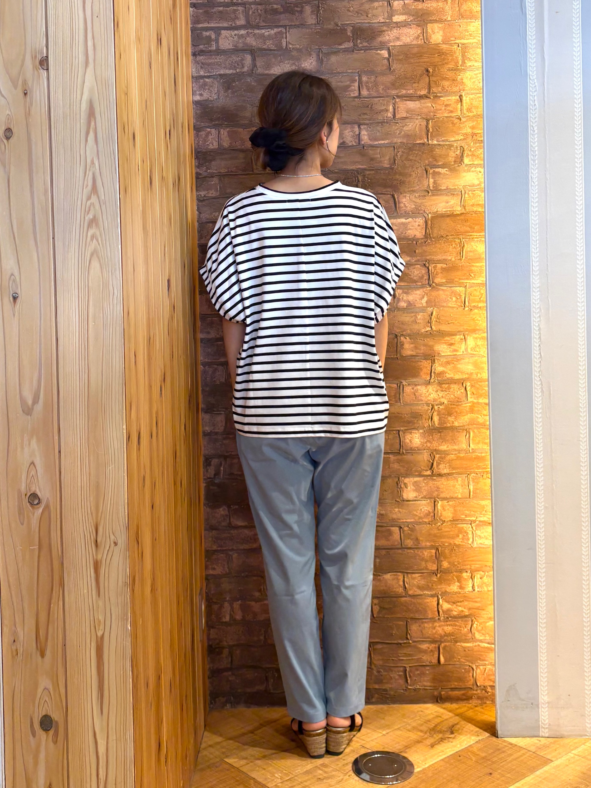 mieさんの「SHOO･LA･RUE｜【ひんやり/洗濯機可】シンプルにこなれて見せる お袖ギャザードルマンTシャツ」を使ったコーディネート