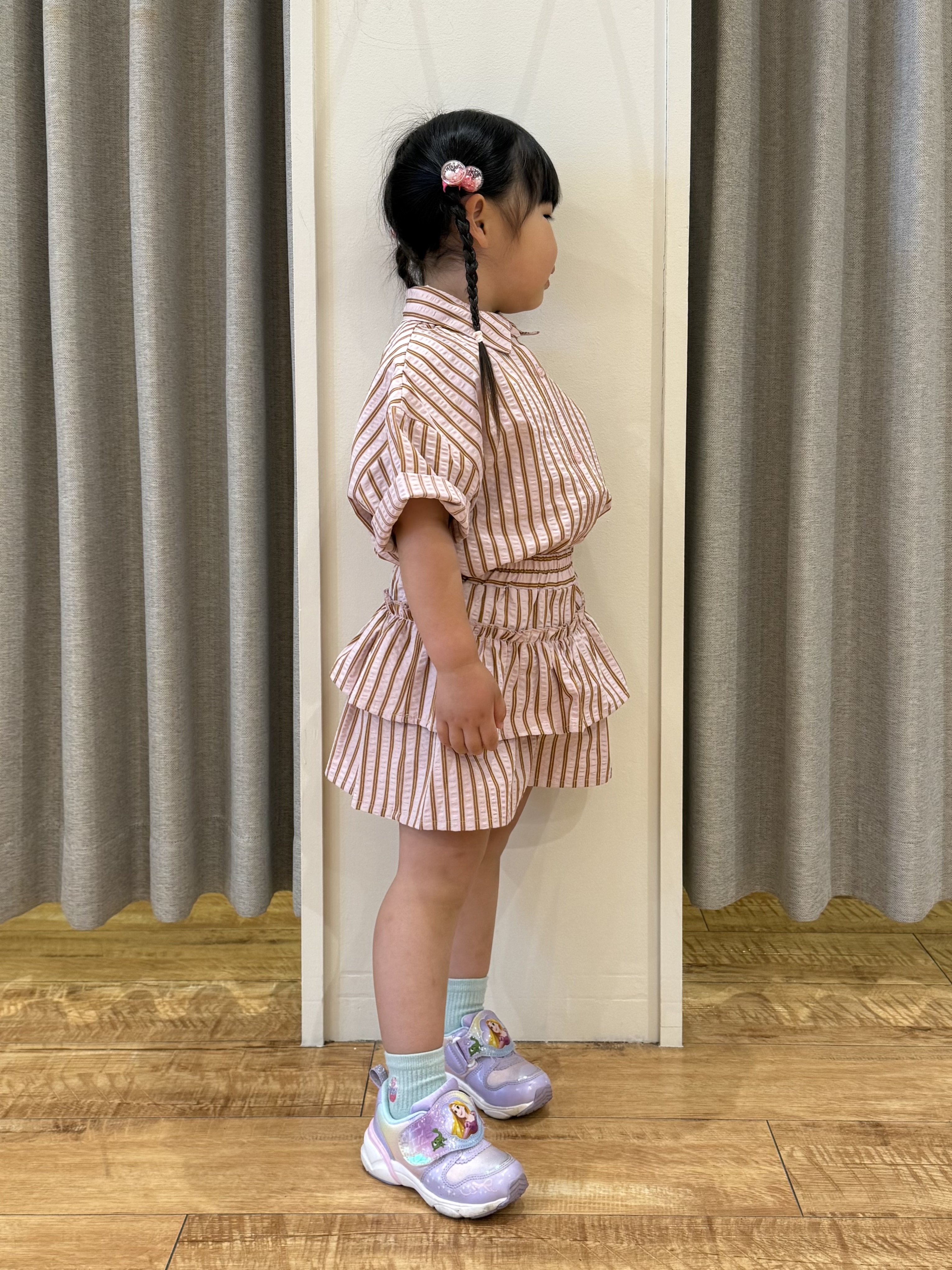 愛さんの「SHOO･LA･RUE｜【セットアップ可能/親子リンク】サッカーストライプシャツ」を使ったコーディネート
