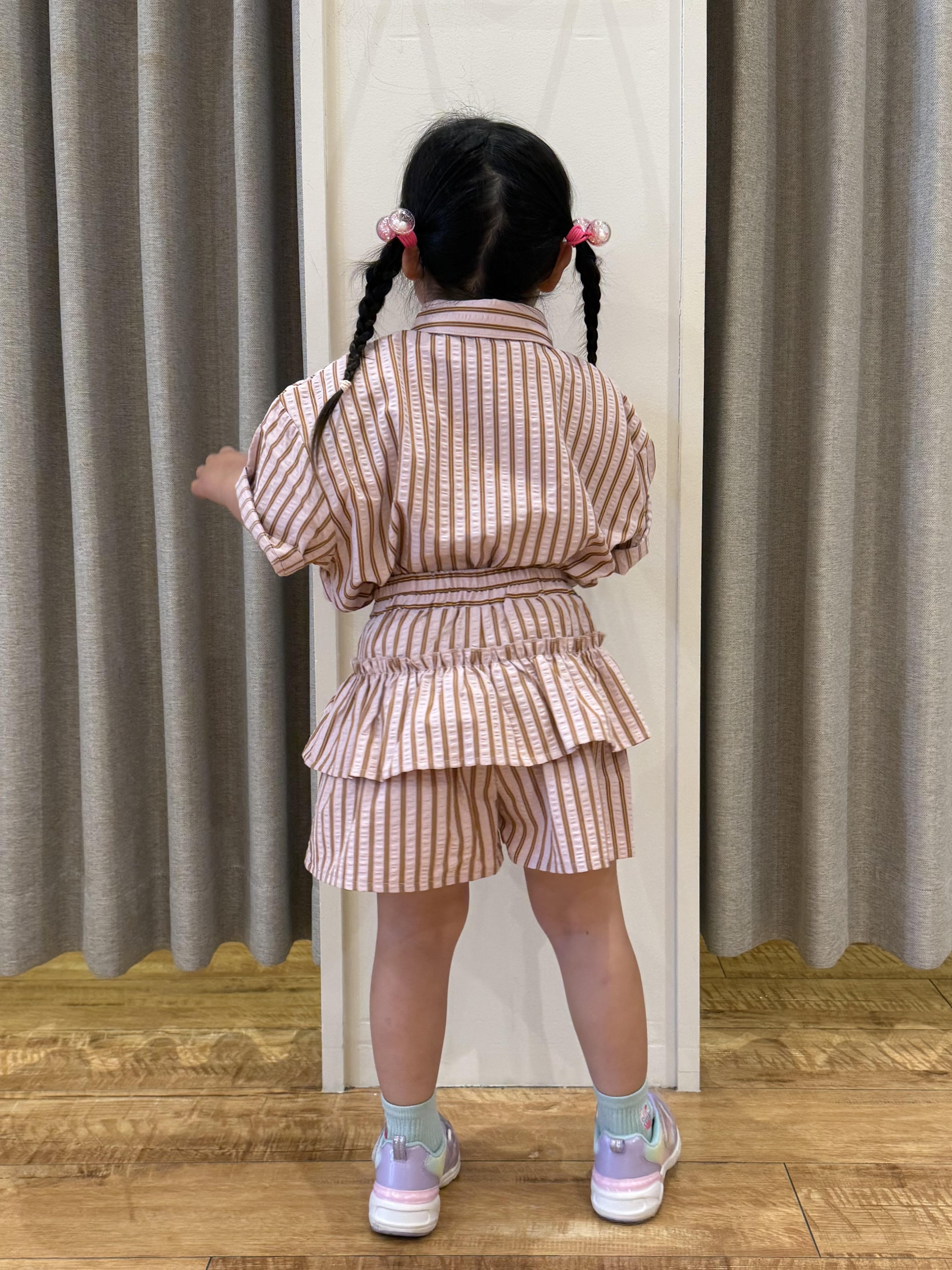 愛さんの「SHOO･LA･RUE｜【セットアップ可能/親子リンク】サッカーストライプシャツ」を使ったコーディネート