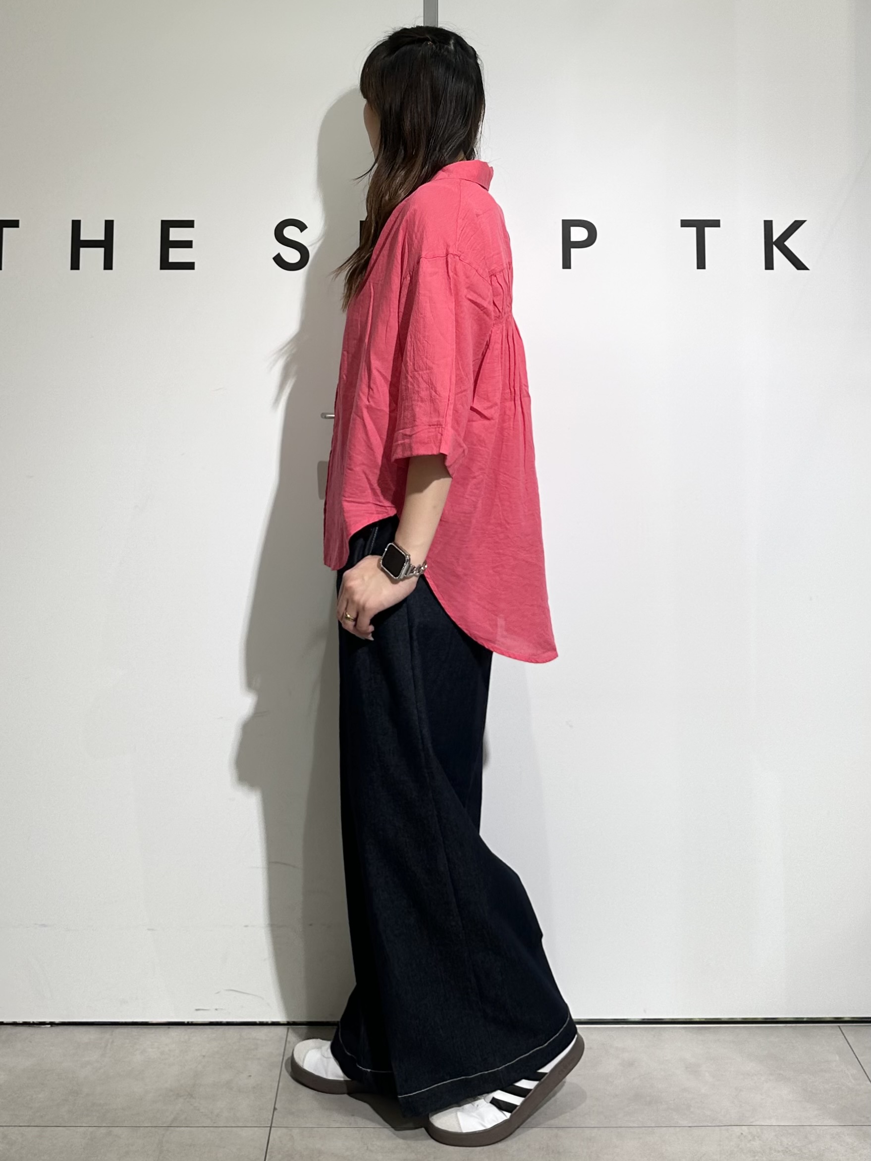 cottonさんの「THE SHOP TK｜ポジティブカラーが映える　バイオウォッシュバックギャザーシャツ」を使ったコーディネート