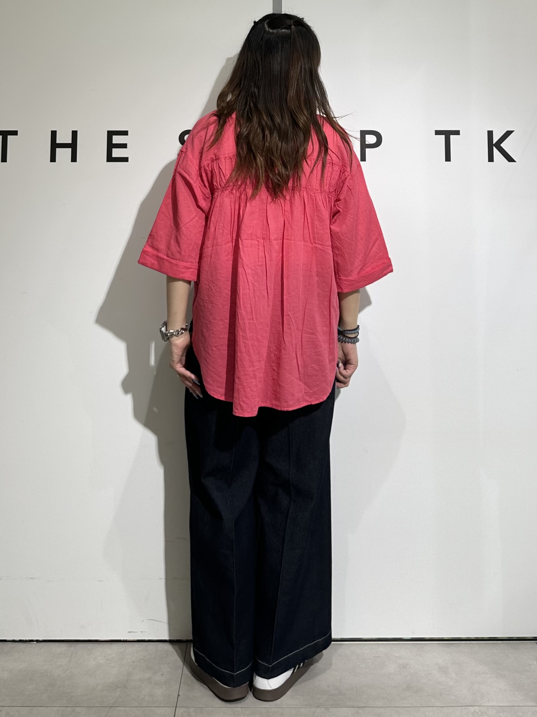 cottonさんの「THE SHOP TK｜ポジティブカラーが映える　バイオウォッシュバックギャザーシャツ」を使ったコーディネート