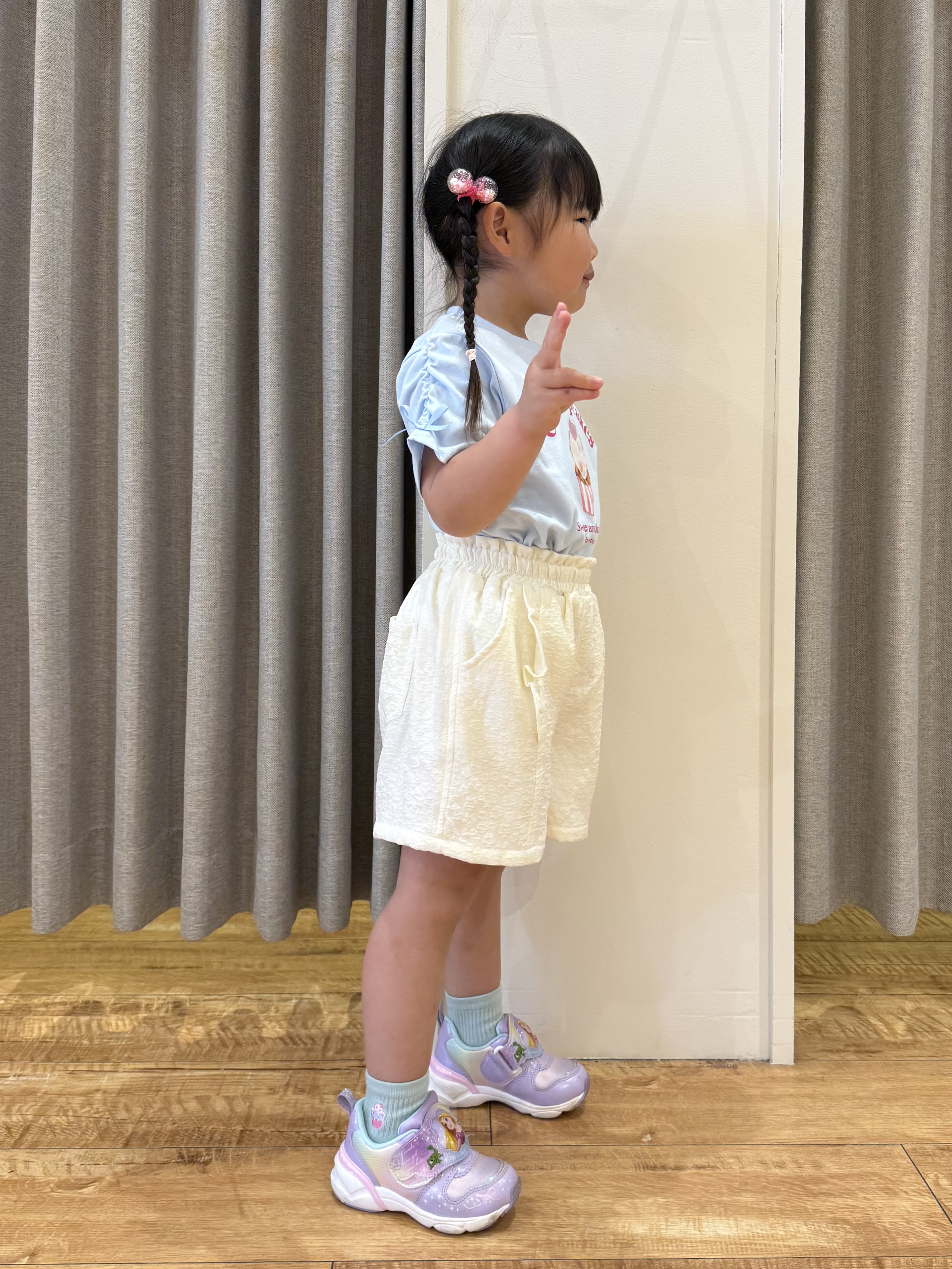 愛さんの「SHOO･LA･RUE｜【100-150cm】カップケージフレークTシャツ」を使ったコーディネート