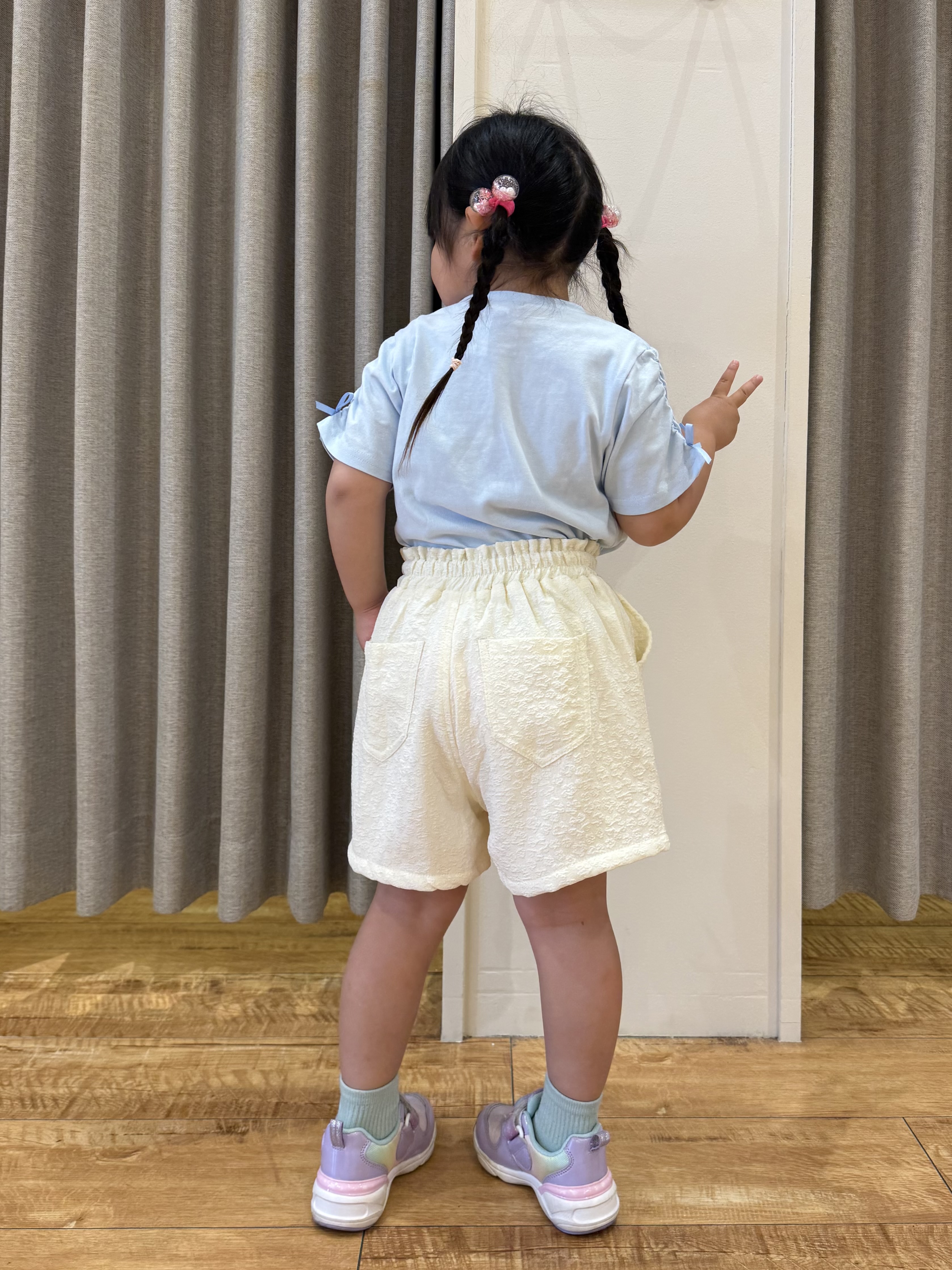 愛さんの「SHOO･LA･RUE｜【100-150cm】カップケージフレークTシャツ」を使ったコーディネート