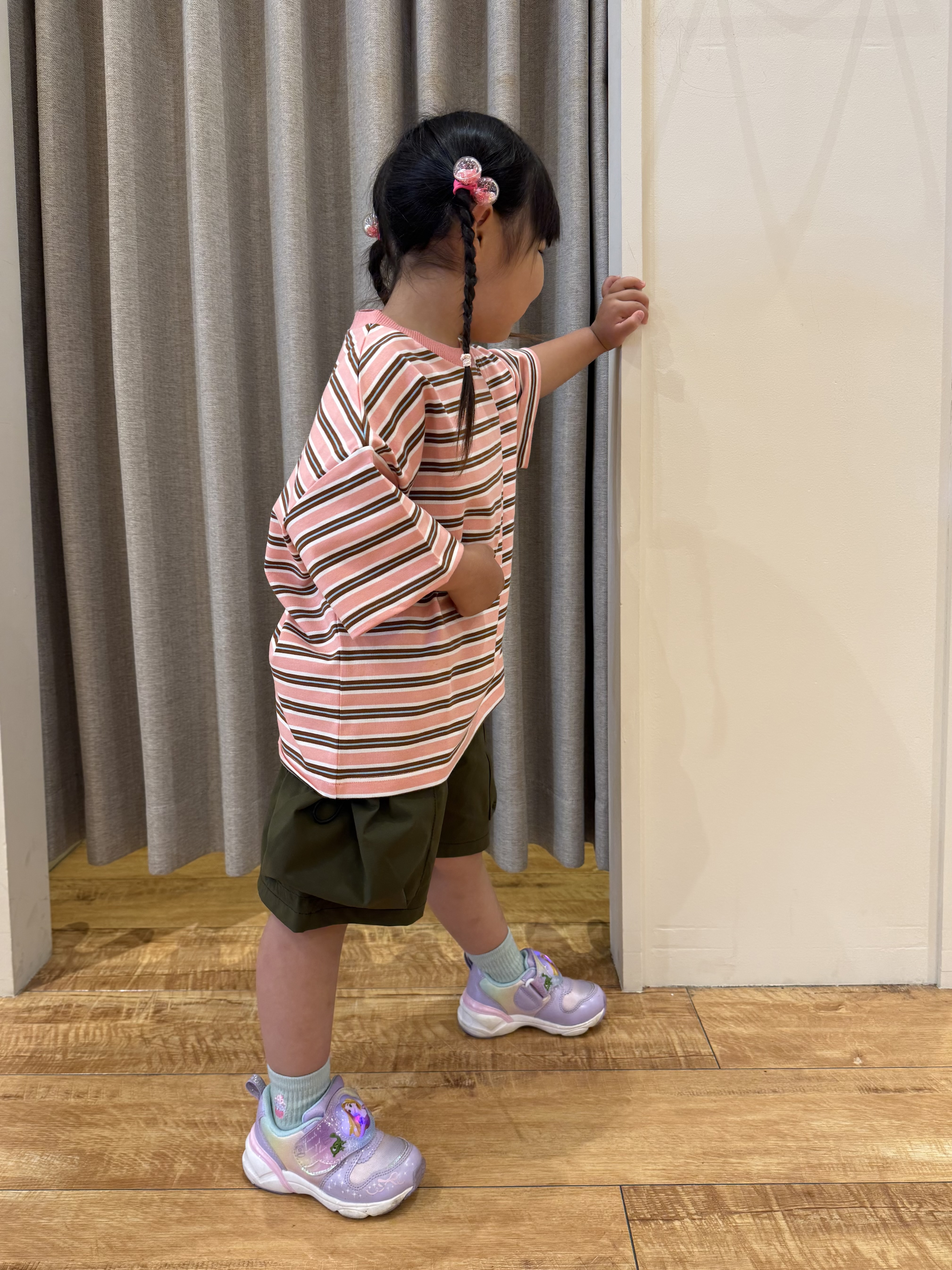 愛さんの「SHOO･LA･RUE｜【100-150cm】マルチボーダーTシャツ」を使ったコーディネート