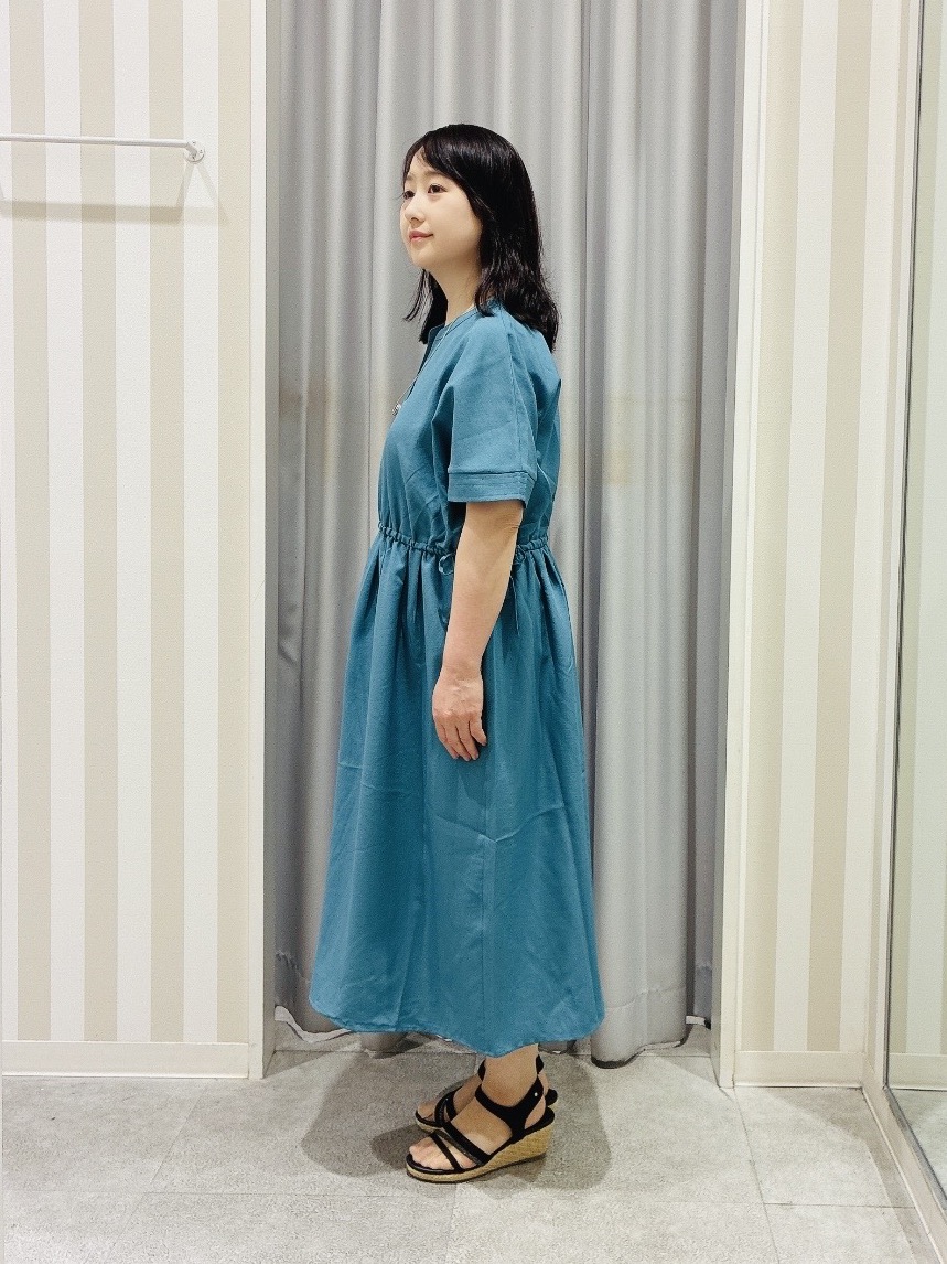 vanseさんの「SHOO･LA･RUE｜【洗濯機可/体型カバー】ウエストシャーリングでお腹周りが気にならない 麻調スキッパー脇リボンワンピー」を使ったコーディネート
