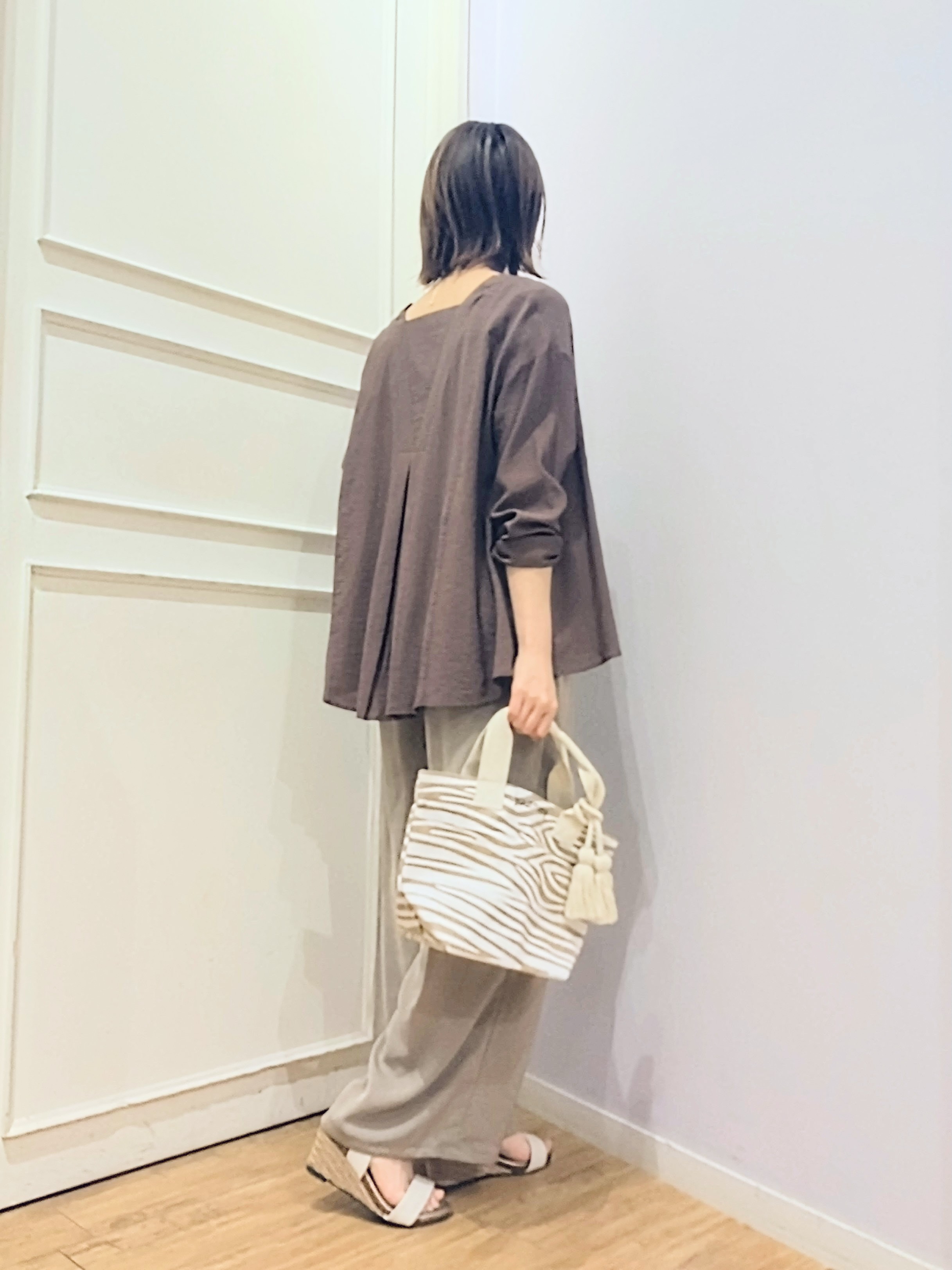 miomioさんの「SHOO･LA･RUE｜【洗濯機可/S-LL】お顔周りすっきり 大人のシアーシャツカーディガン」を使ったコーディネート